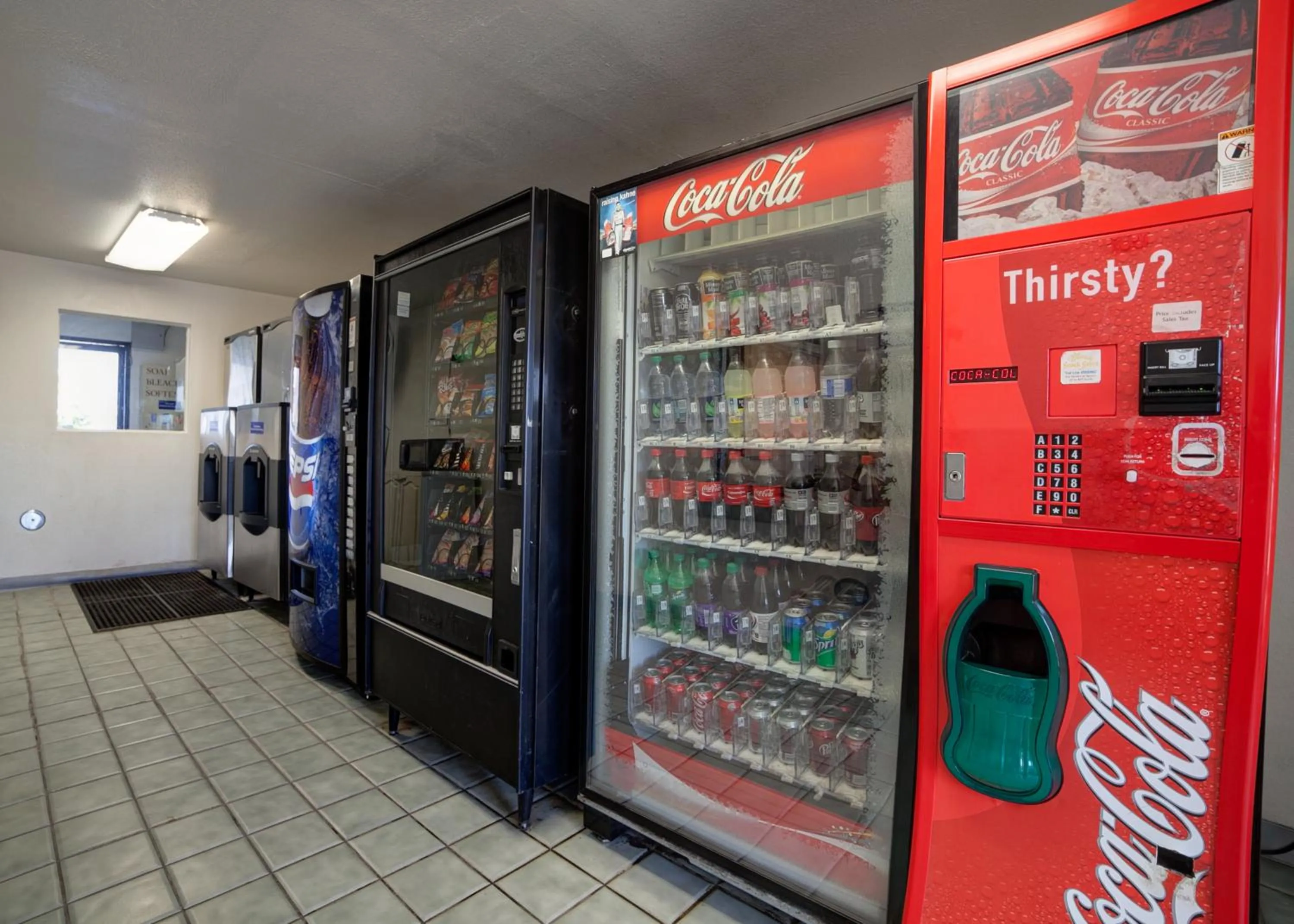 Food and drinks in Super 7 Inn