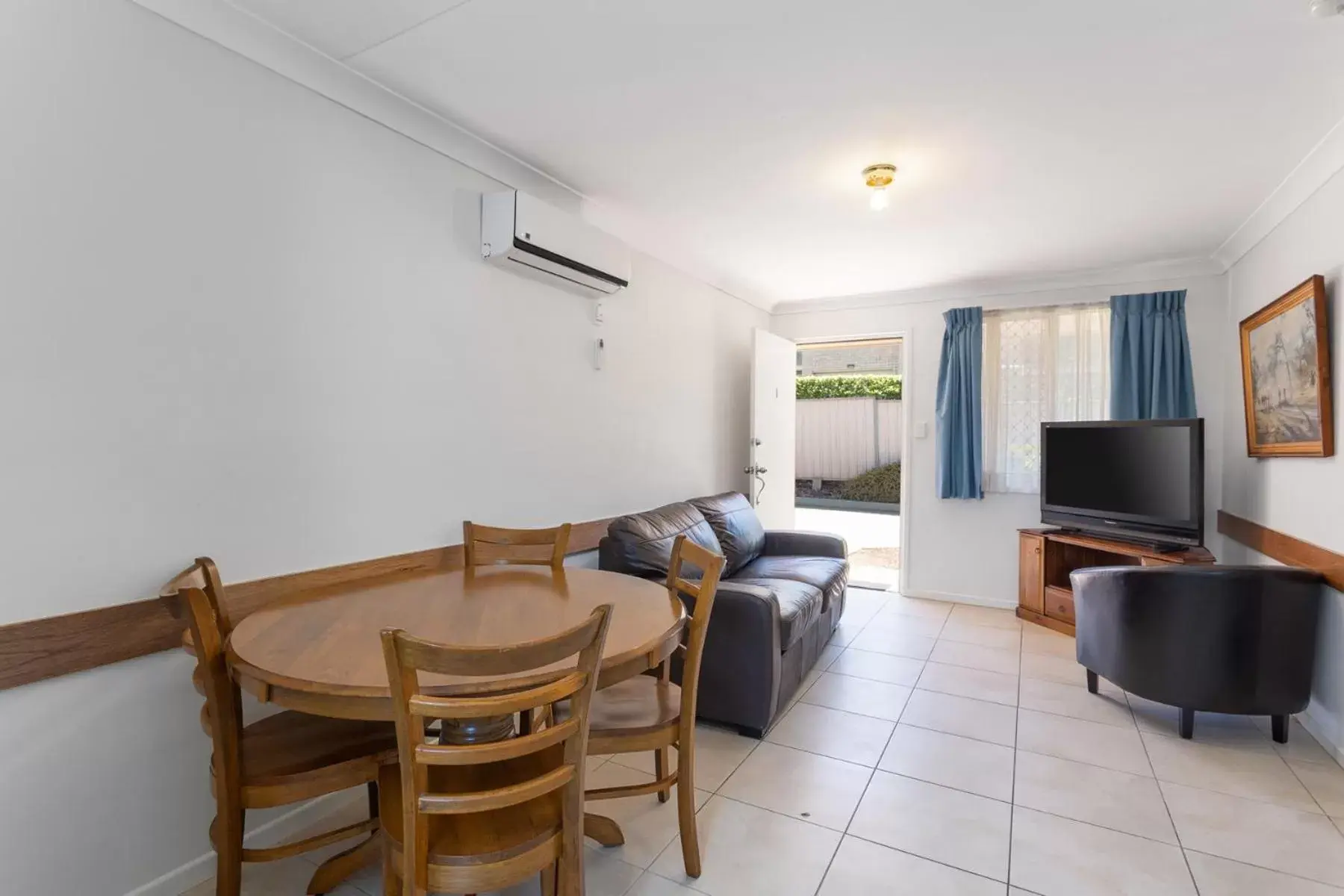 TV and multimedia, Dining Area in Apollo Lodge