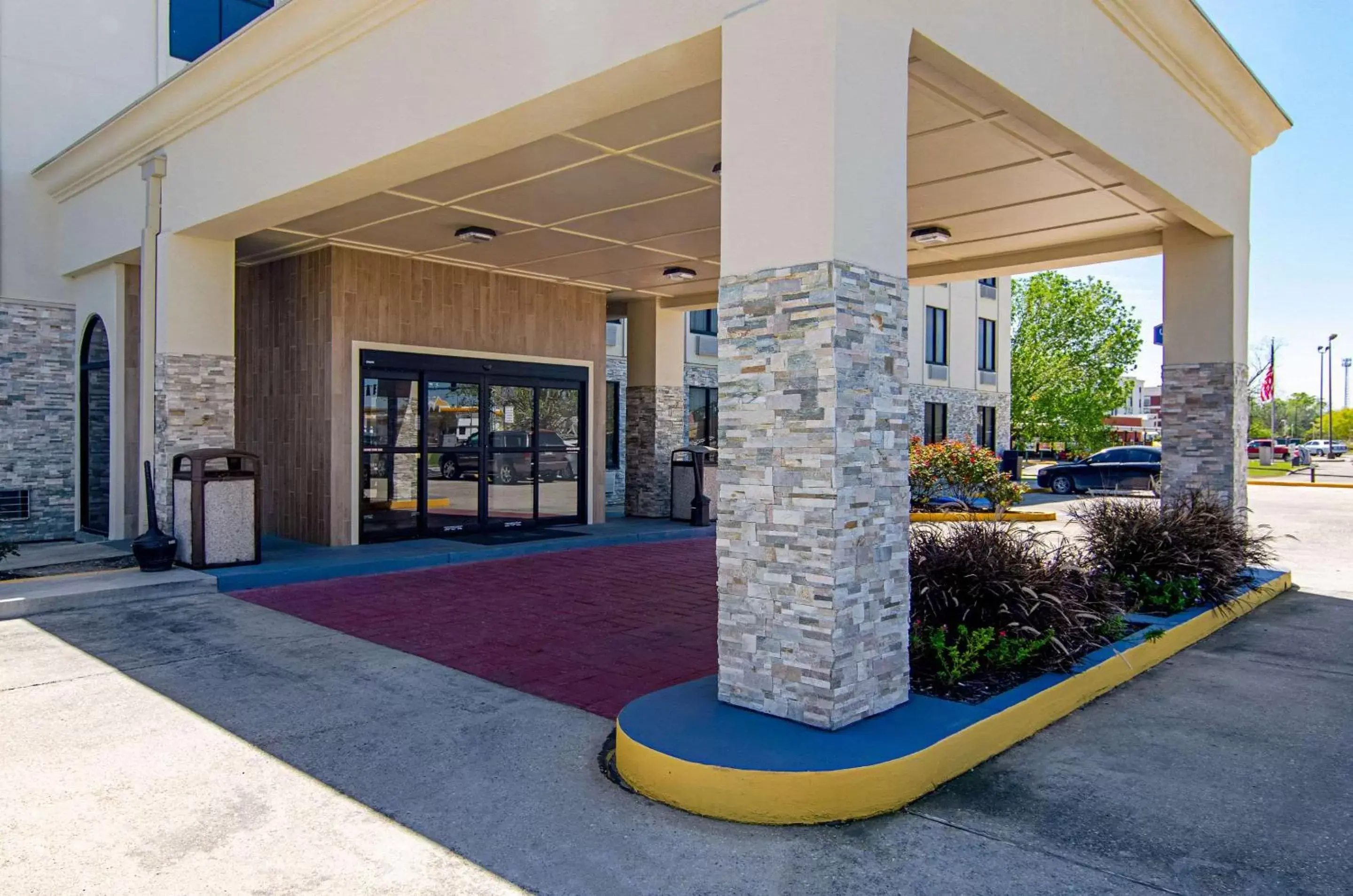 Property building, Swimming Pool in Quality Inn & Suites Near Tanger Outlet Mall