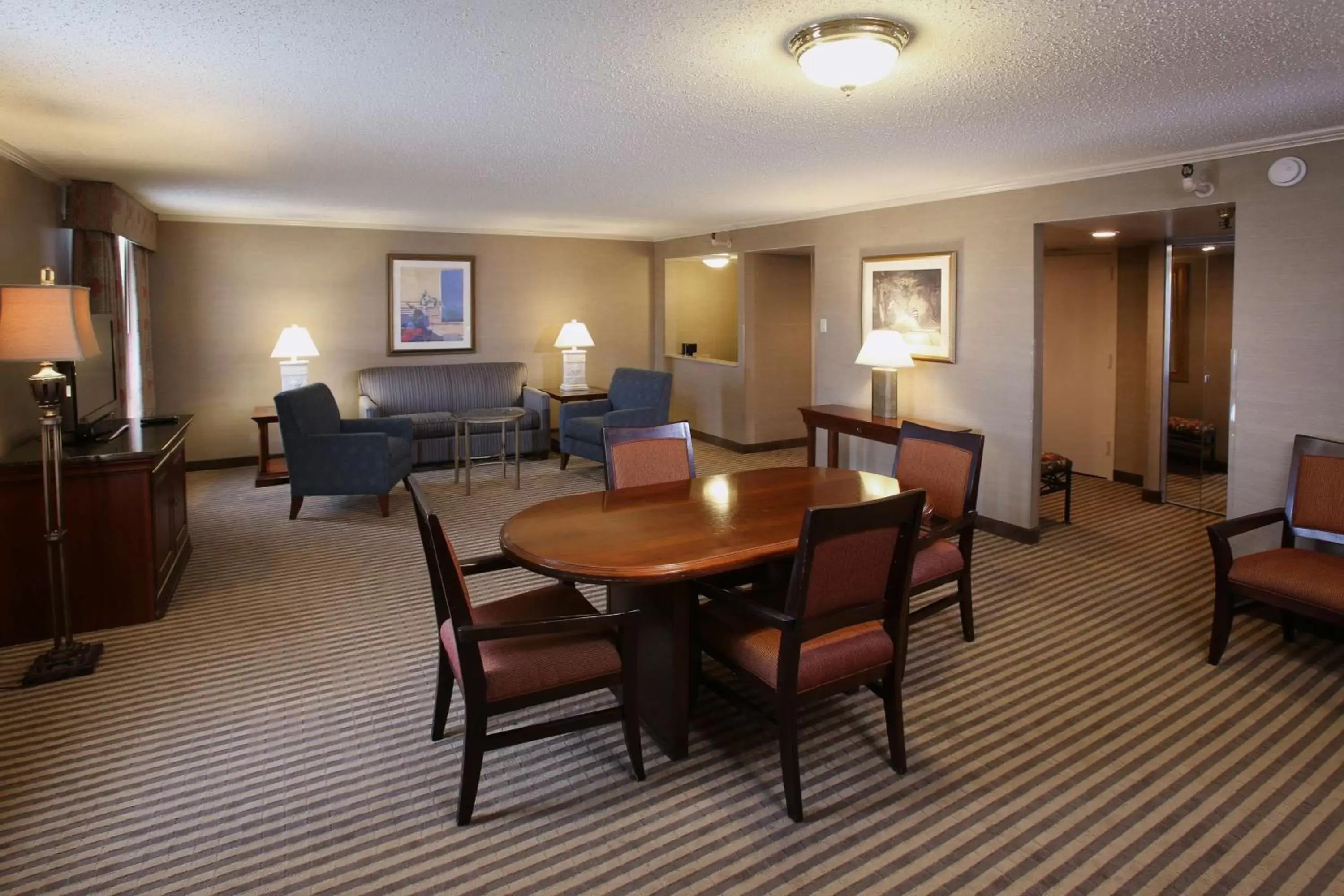 Photo of the whole room, Dining Area in Radisson Hotel Philadelphia Northeast