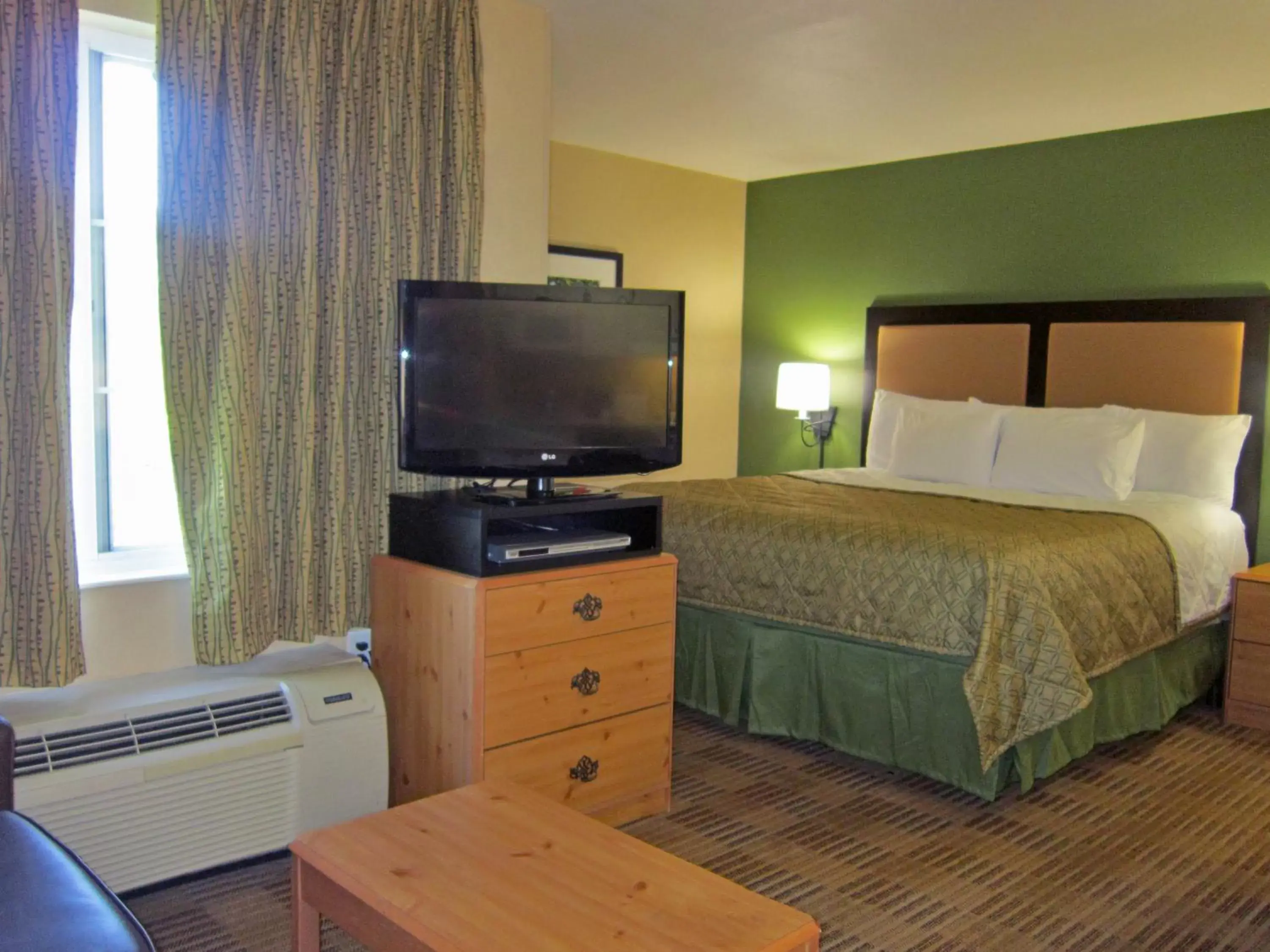 Bed in Extended Stay America Suites - Pleasanton - Chabot Dr