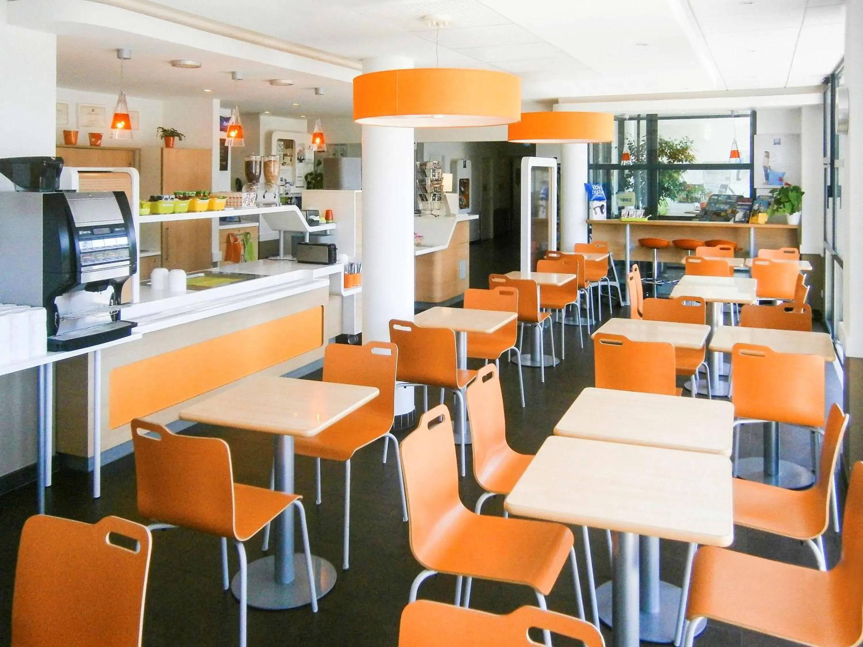 Property building, Restaurant/Places to Eat in ibis budget Tours Nord