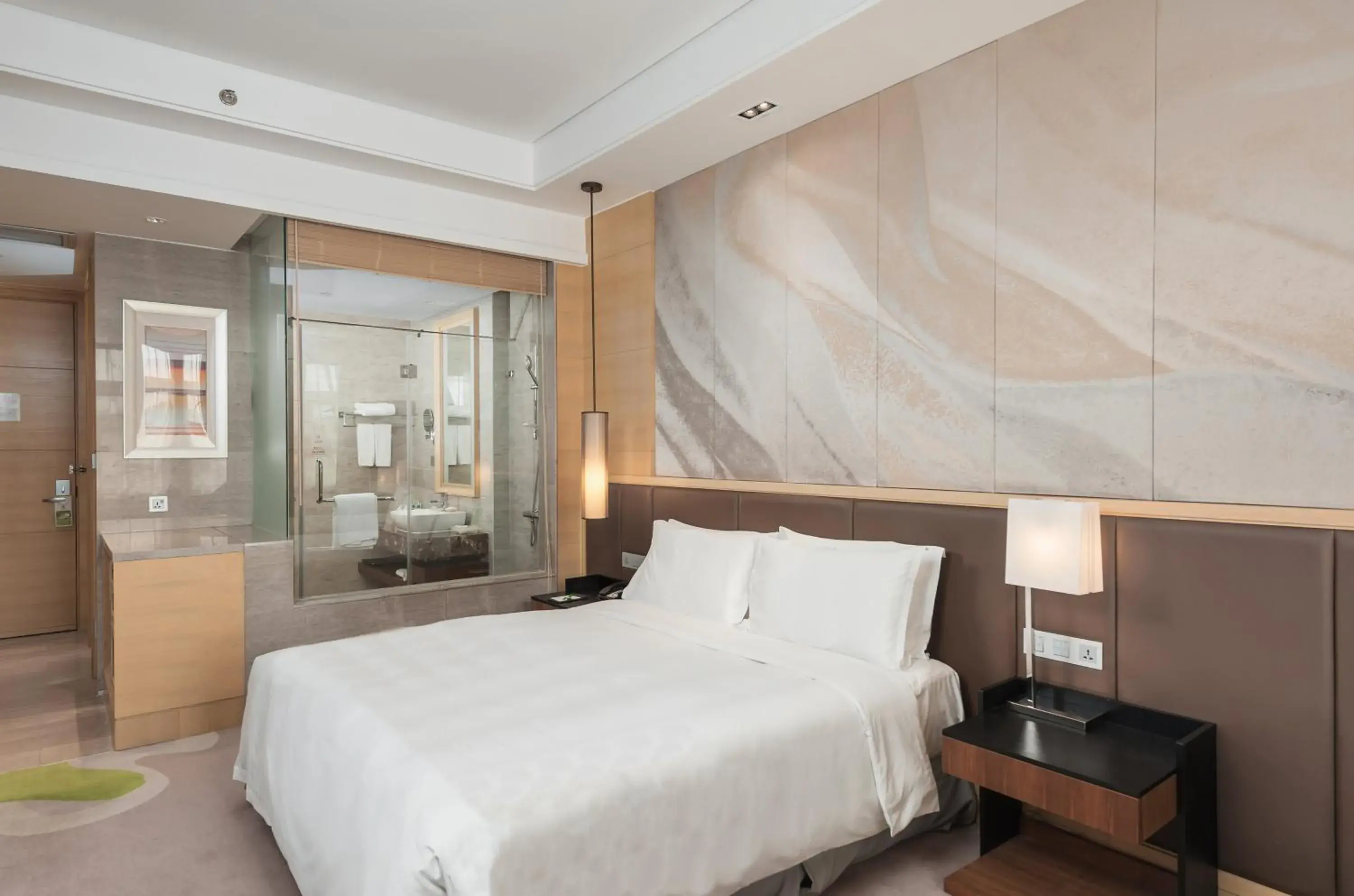 Photo of the whole room, Bed in Holiday Inn Qingdao Expo, an IHG Hotel