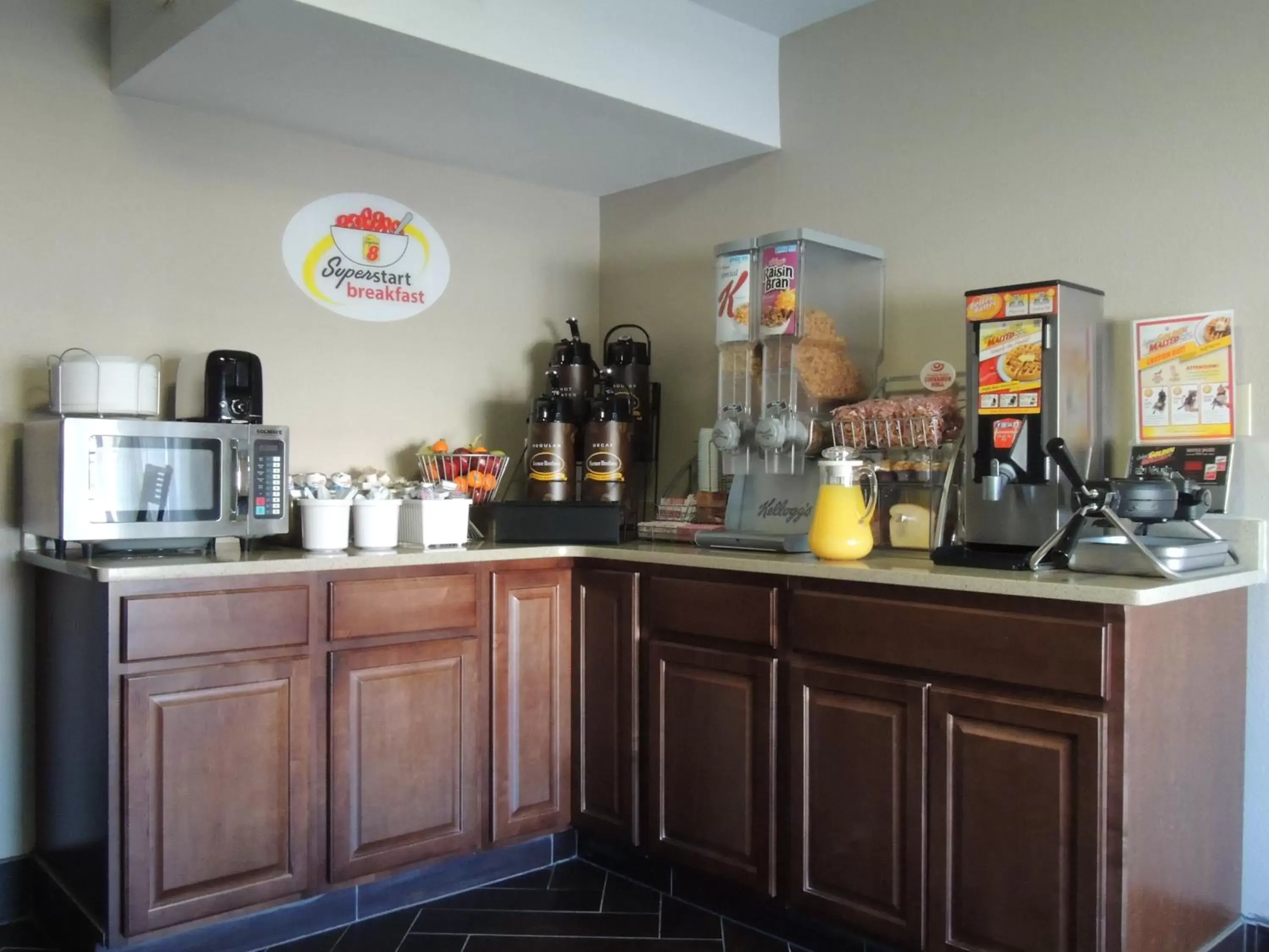 Coffee/tea facilities in Rodeway Inn