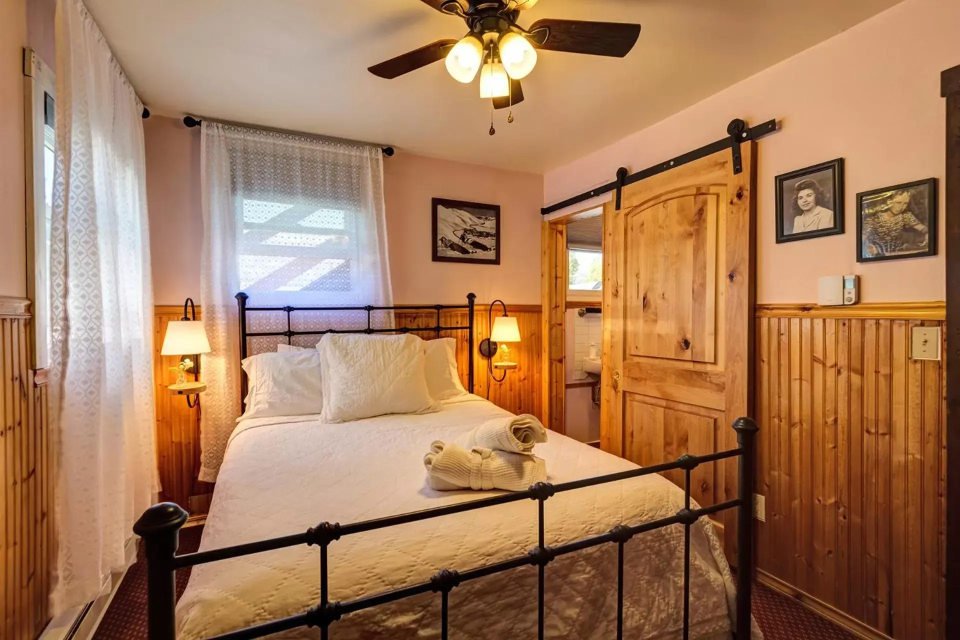 Bedroom, Bed in Fireside Inn & Hostel