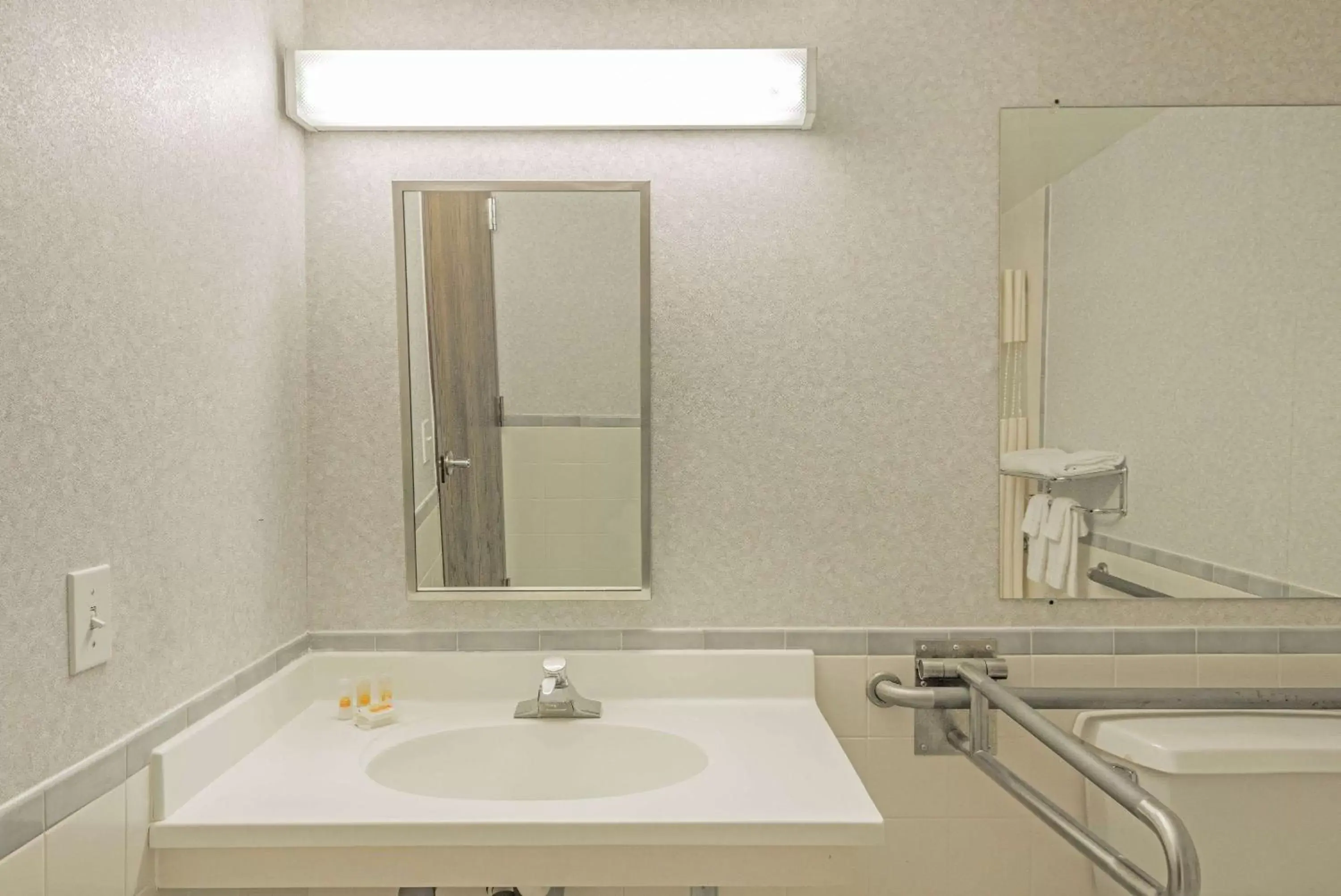 Photo of the whole room, Bathroom in Days Inn by Wyndham Berlin Meriden