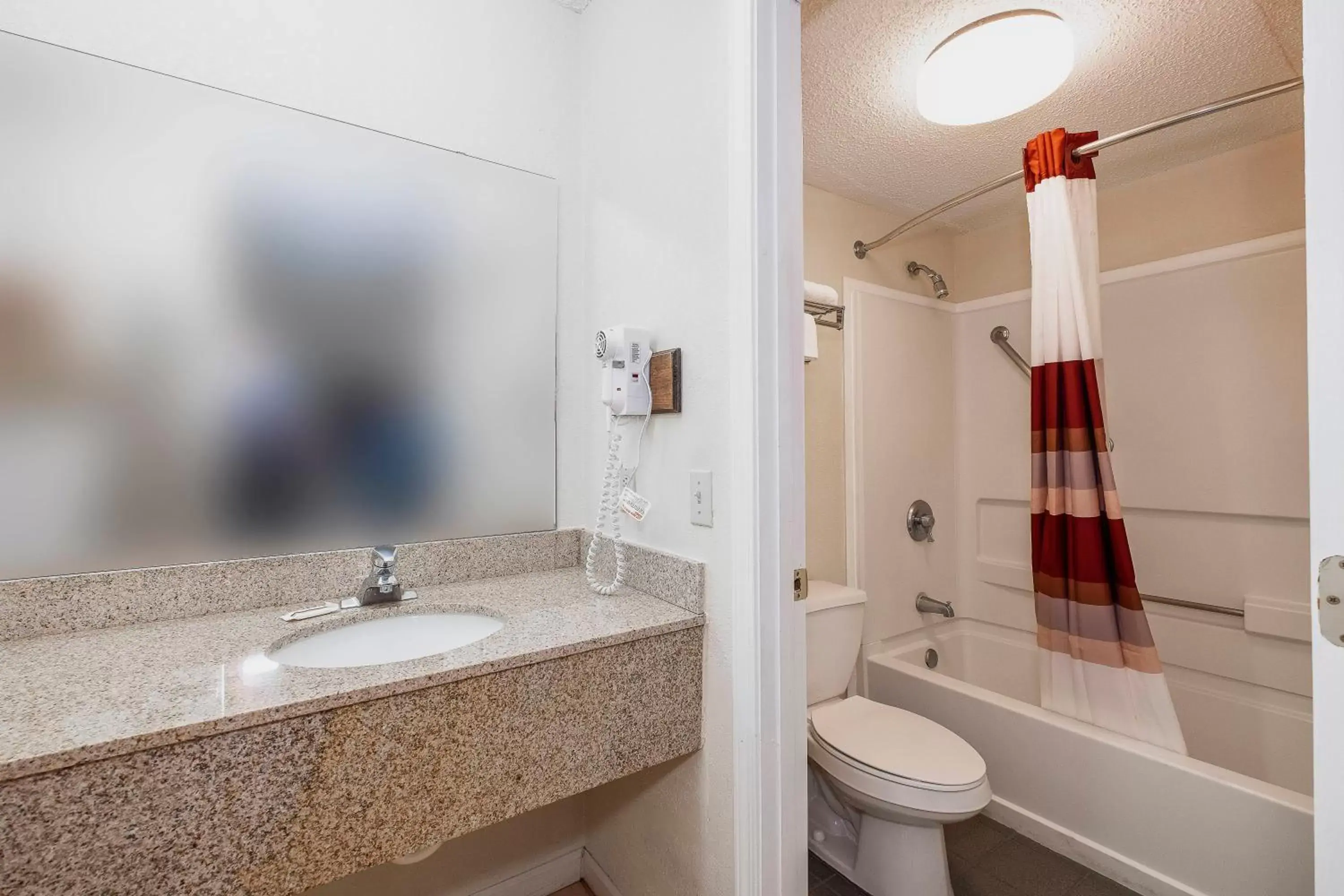 Bathroom in Red Roof Inn & Suites Rome