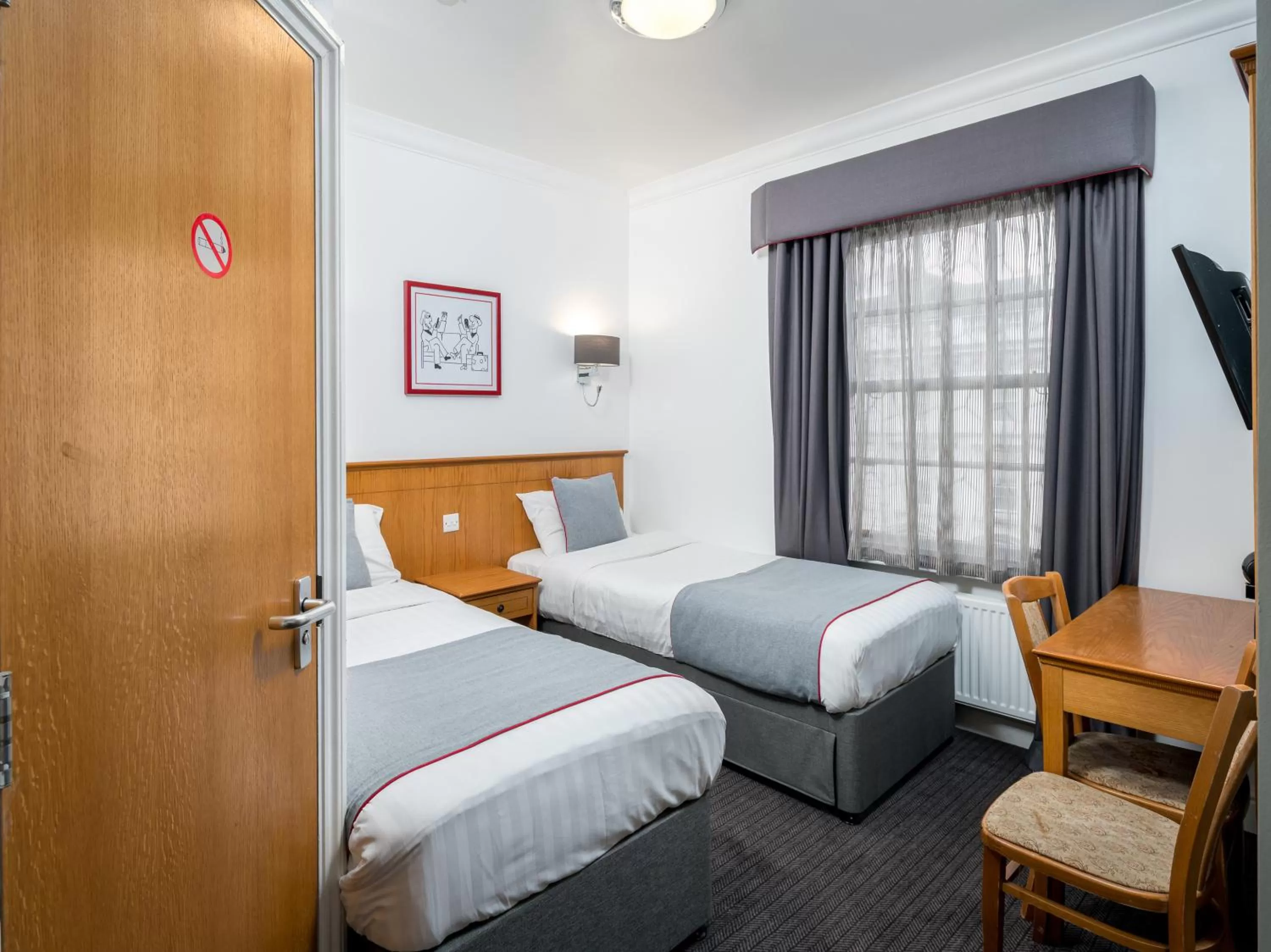 Photo of the whole room, Bed in OYO Townhouse New England, London Victoria