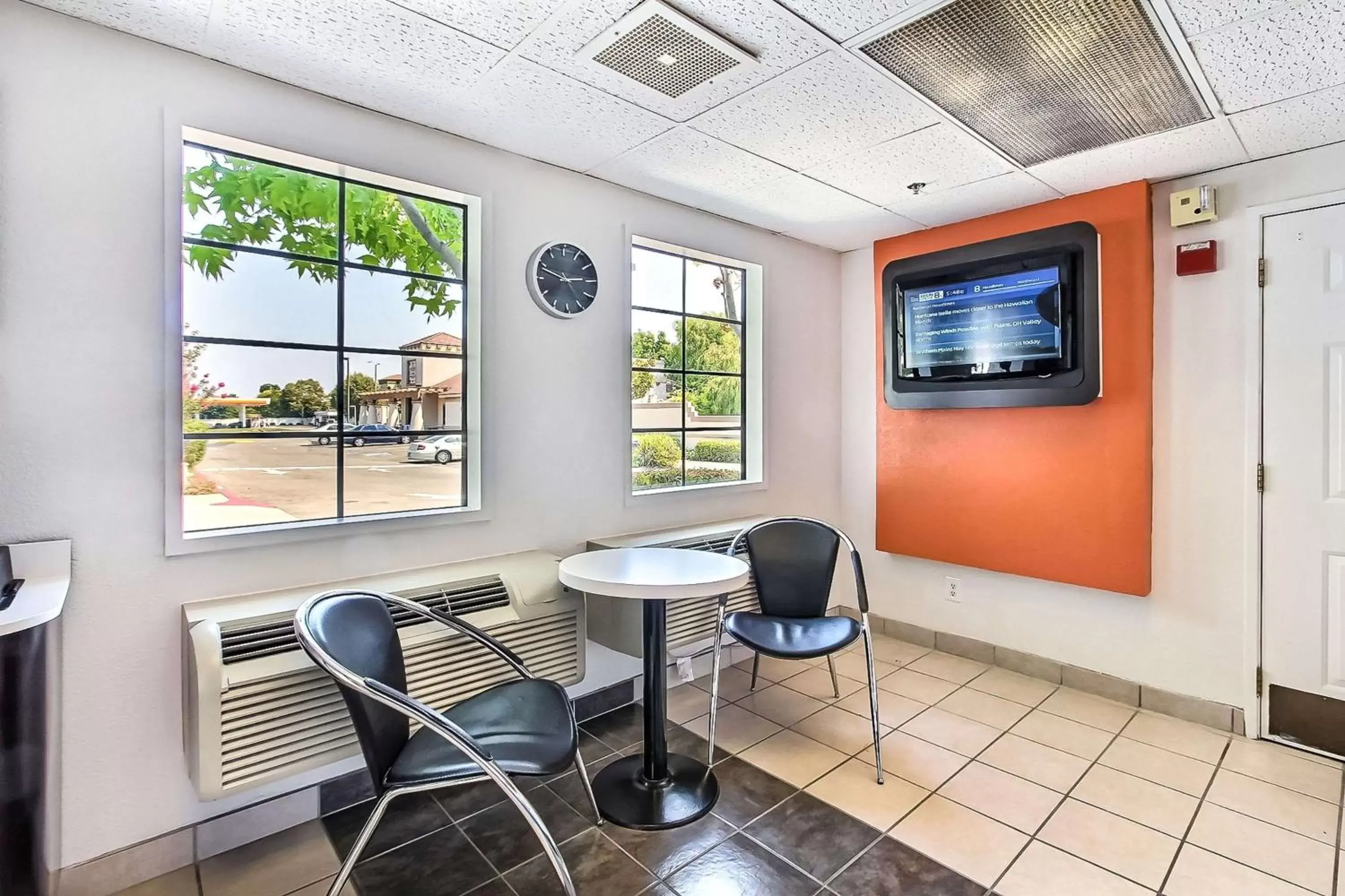 TV and multimedia, Seating Area in Motel 6-Sunnyvale, CA - North