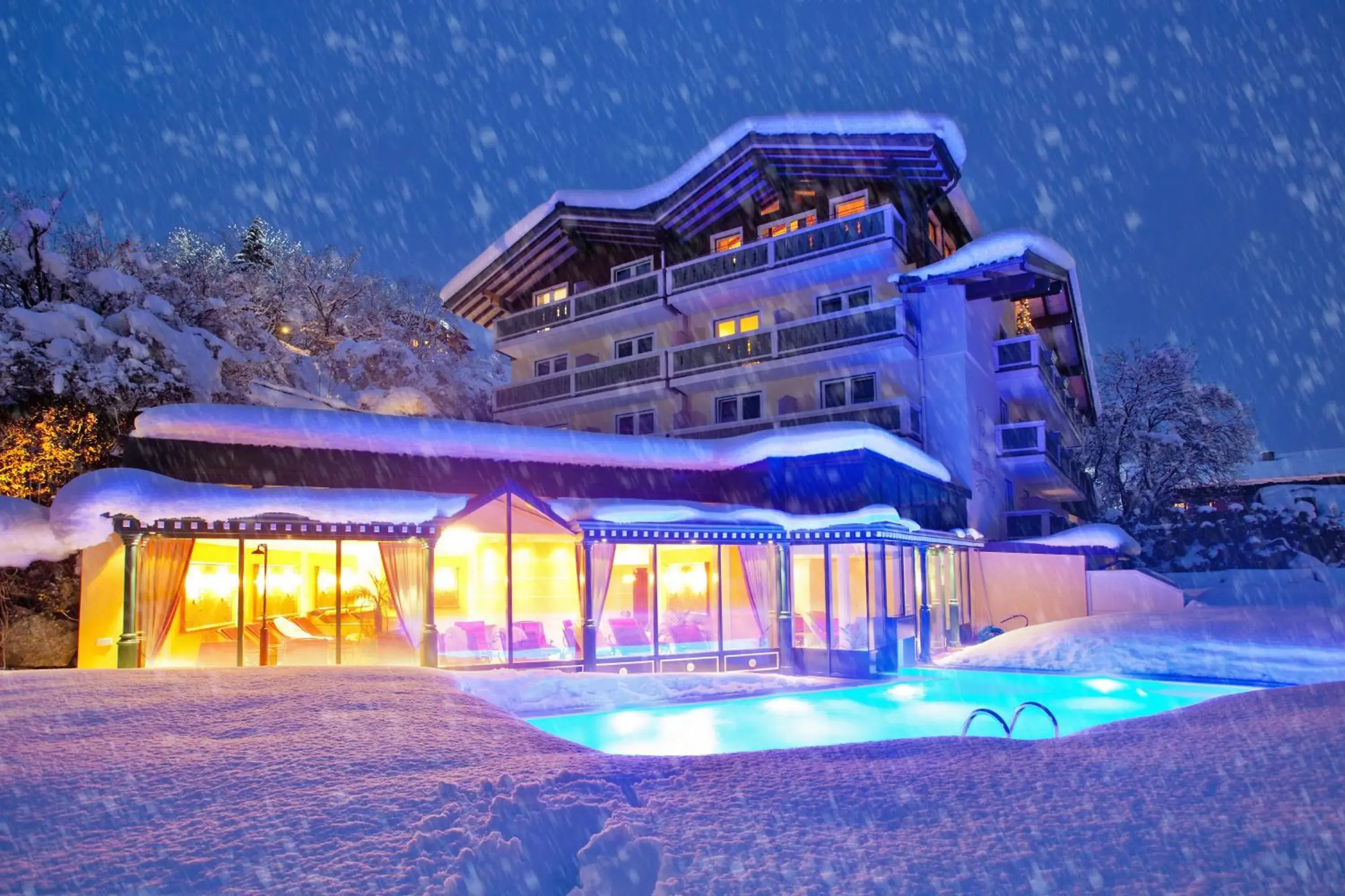 Facade/entrance, Winter in Hotel Berner