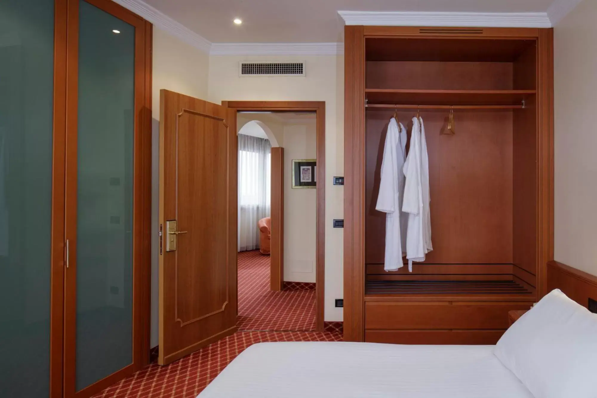 wardrobe, Bed in Hotel Sporting Resort