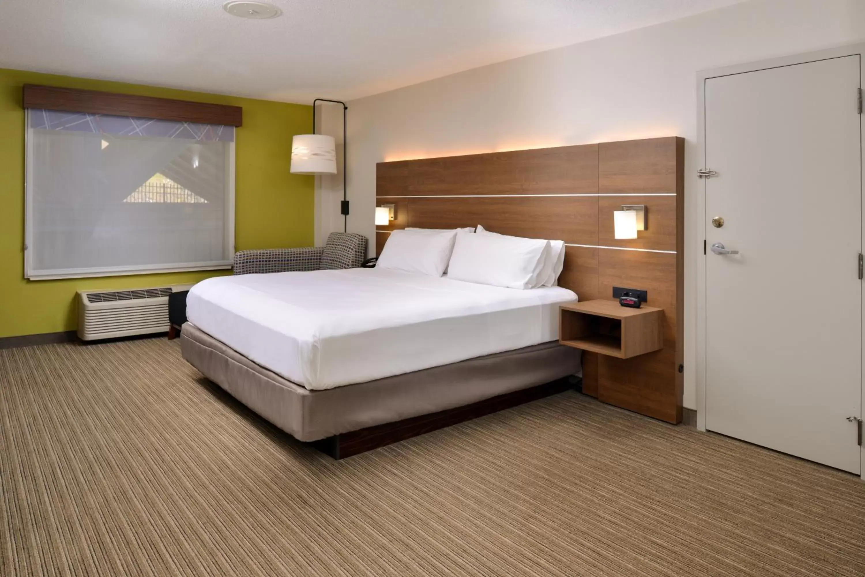 Bed in Holiday Inn Express Blowing Rock South, an IHG Hotel