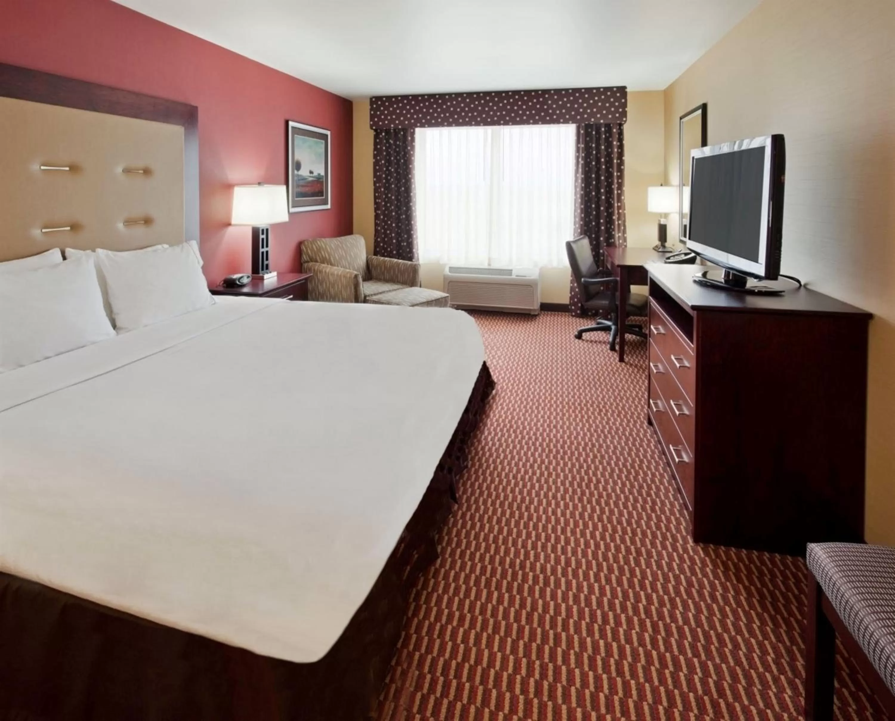Photo of the whole room, Bed in Holiday Inn Express and Suites Great Falls by IHG