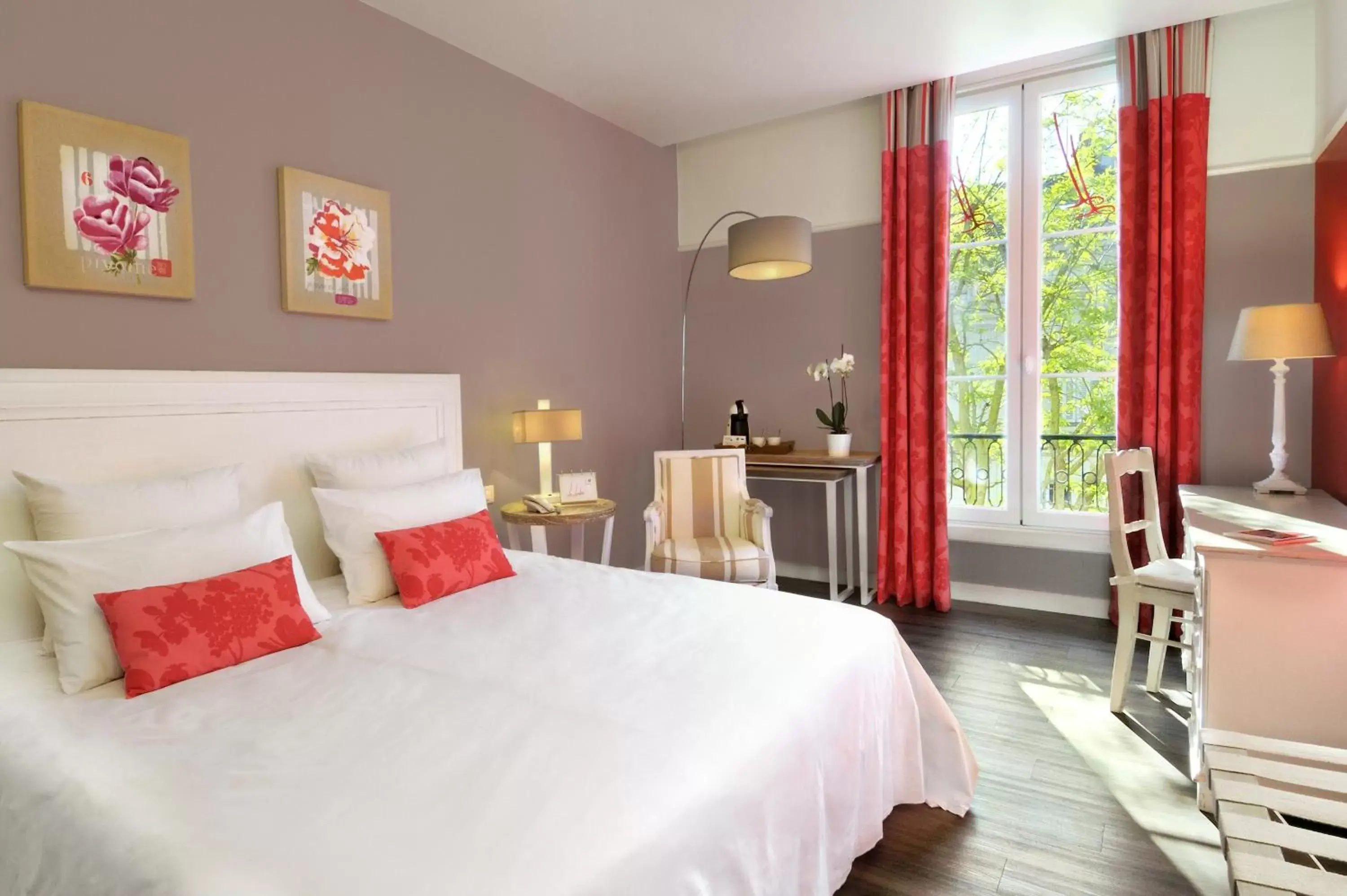 Photo of the whole room, Bed in The Originals Boutique, Hôtel Le Londres, Saumur (Qualys-Hotel)