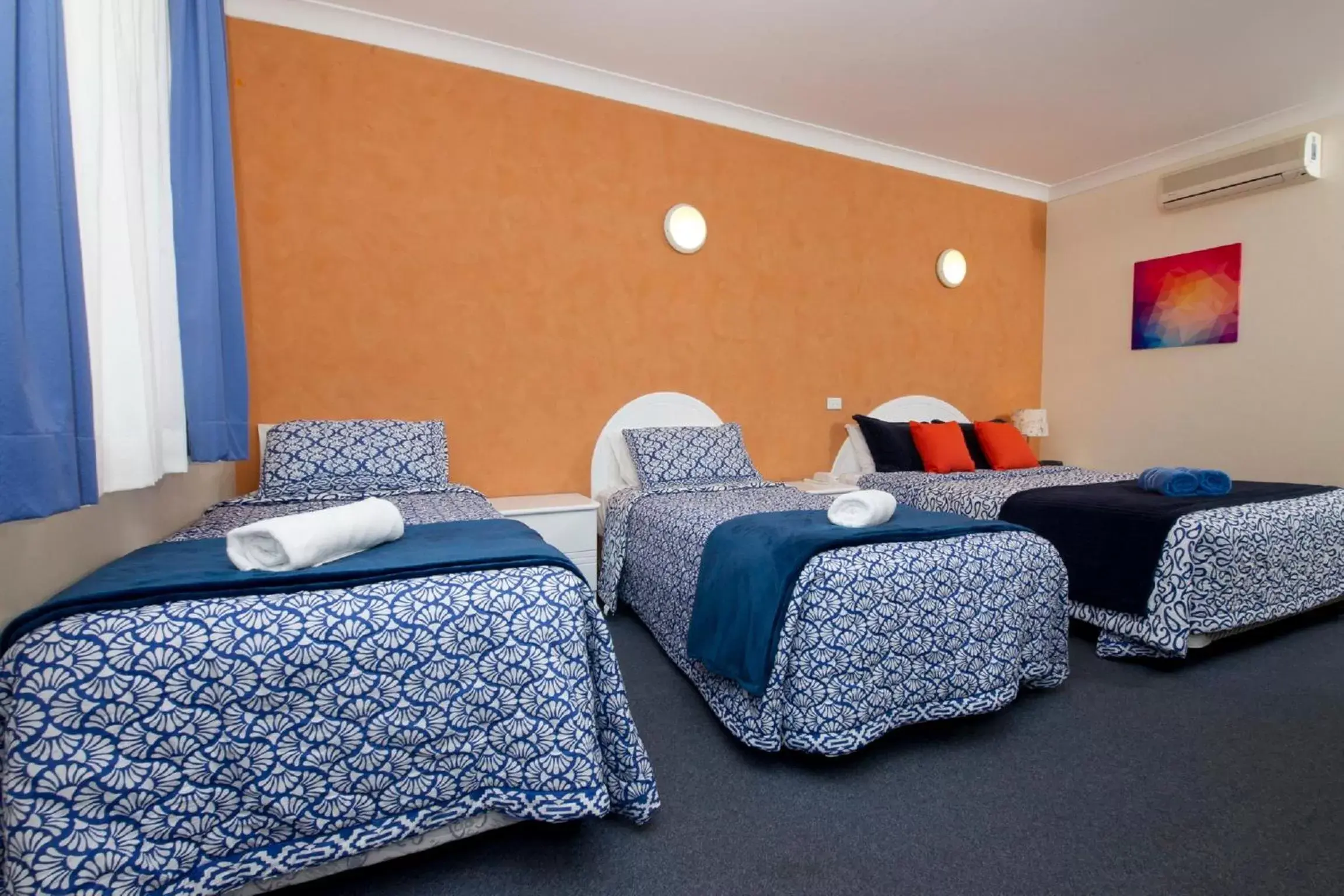 Bedroom, Bed in Tuncurry Beach Motel