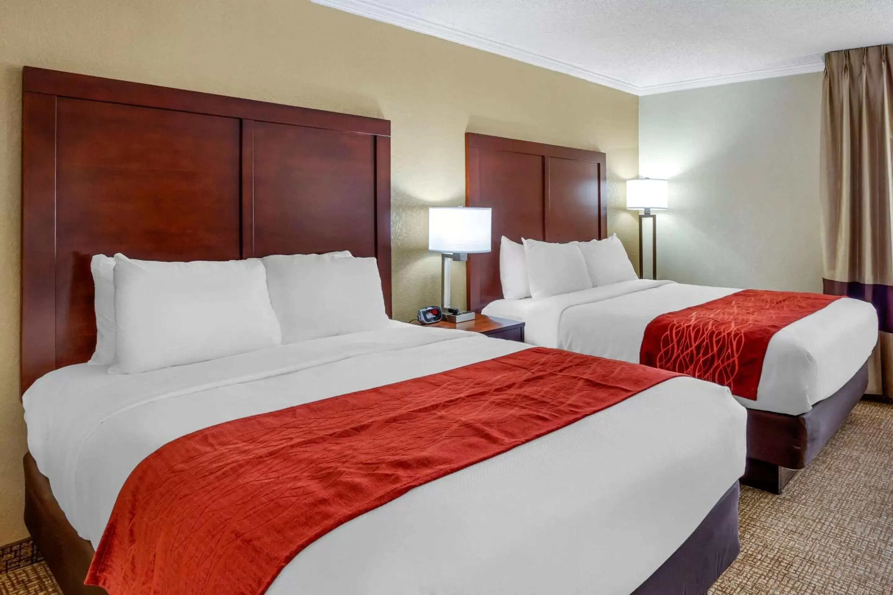 Photo of the whole room, Bed in Comfort Inn Hoffman Estates – Schaumburg