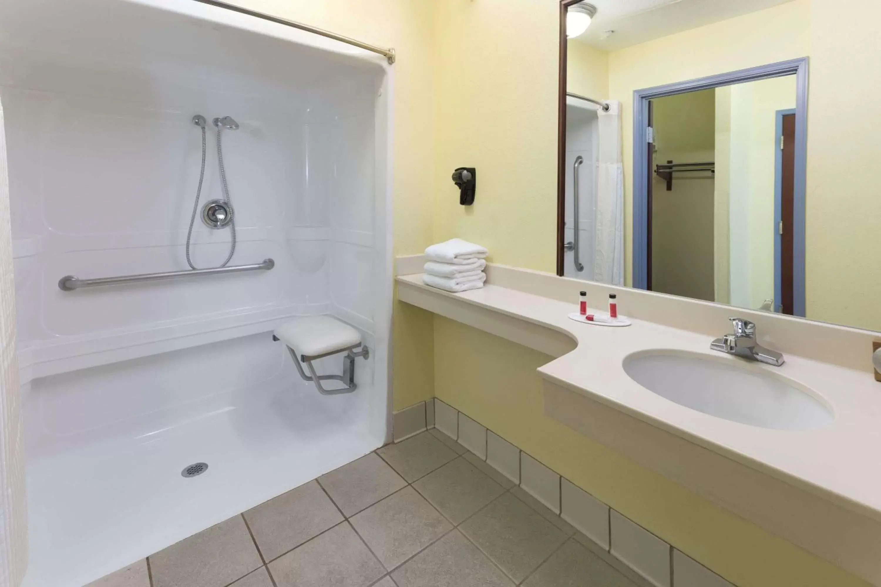 Bathroom in Days Inn & Suites by Wyndham Union City