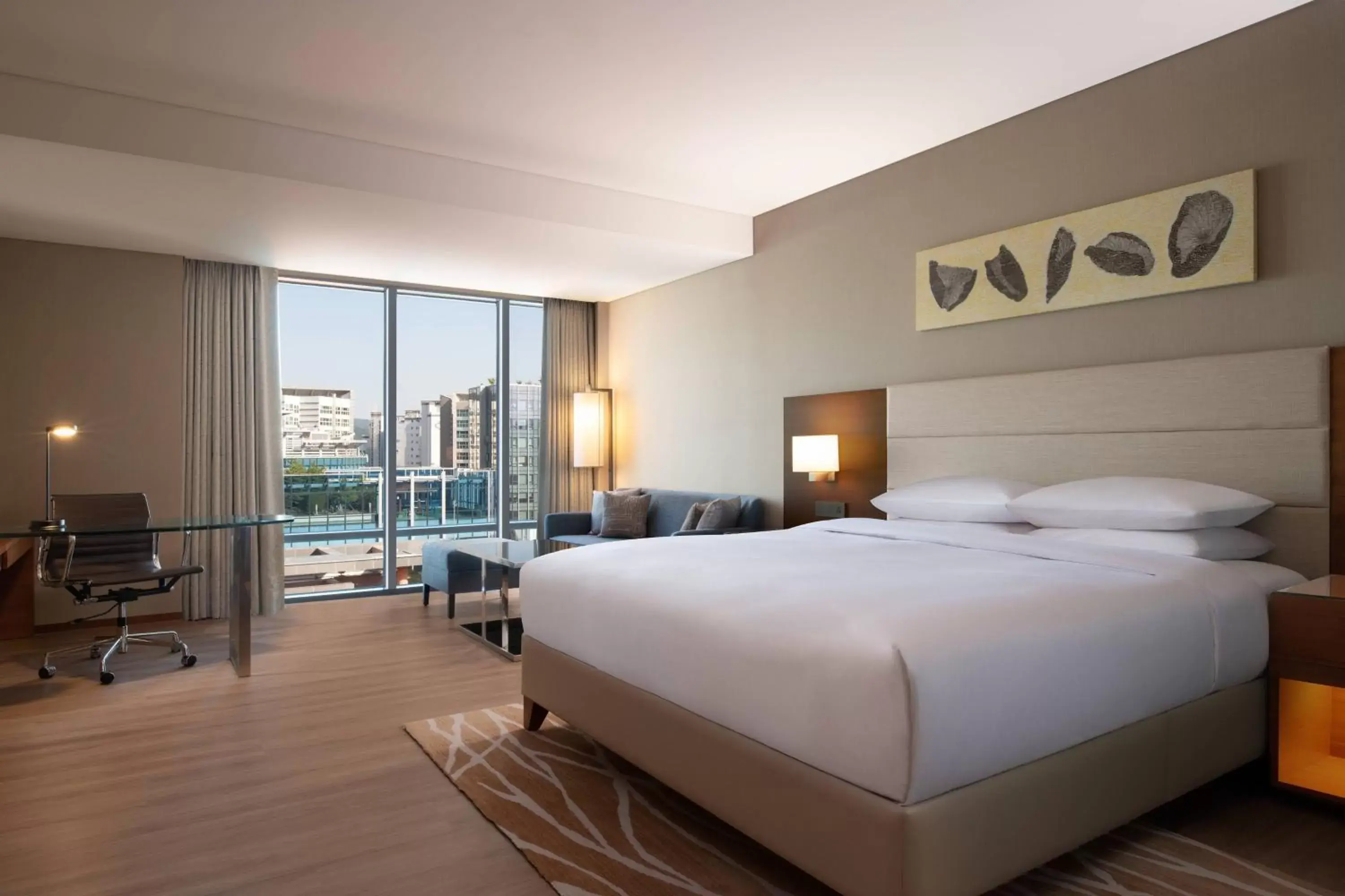 Larger Guest room, 1 King in Courtyard by Marriott Seoul Pangyo Larger Guest room, 1 King in Courtyard by Marriott Seoul Pangyo