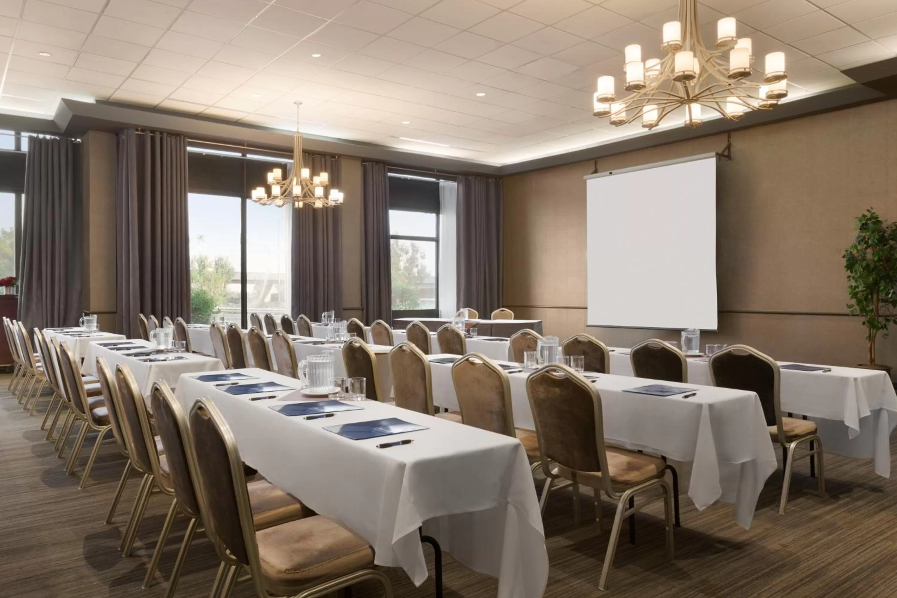 Meeting/conference room in Travelodge by Wyndham Quebec City Hotel & Convention Centre