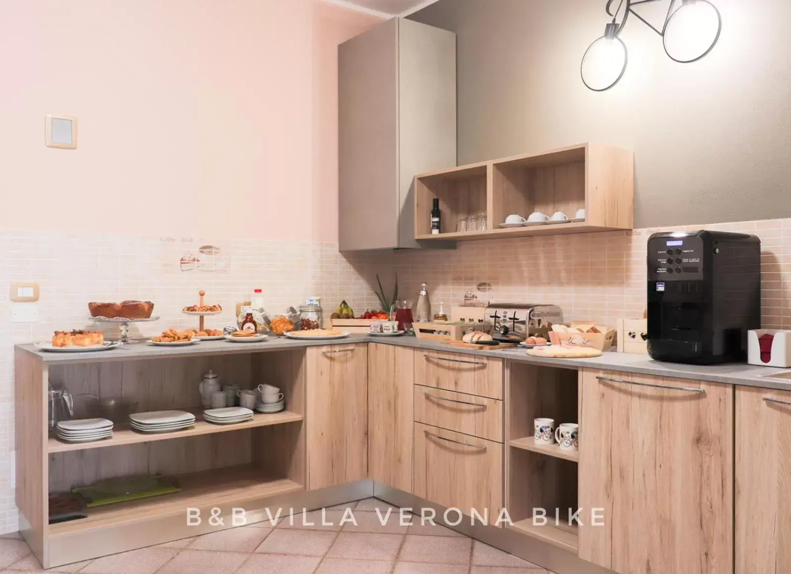 Breakfast, Kitchen/Kitchenette in B&B Villa Verona Bike