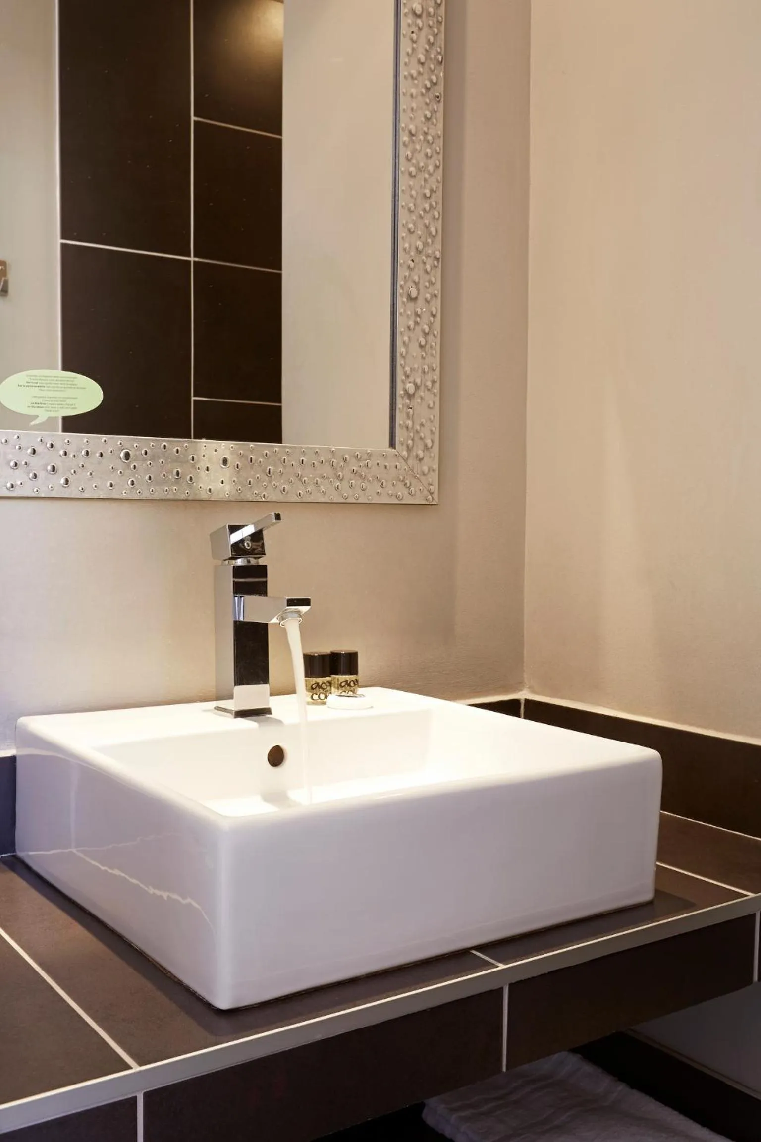 Bathroom in Hôtel St Sernin