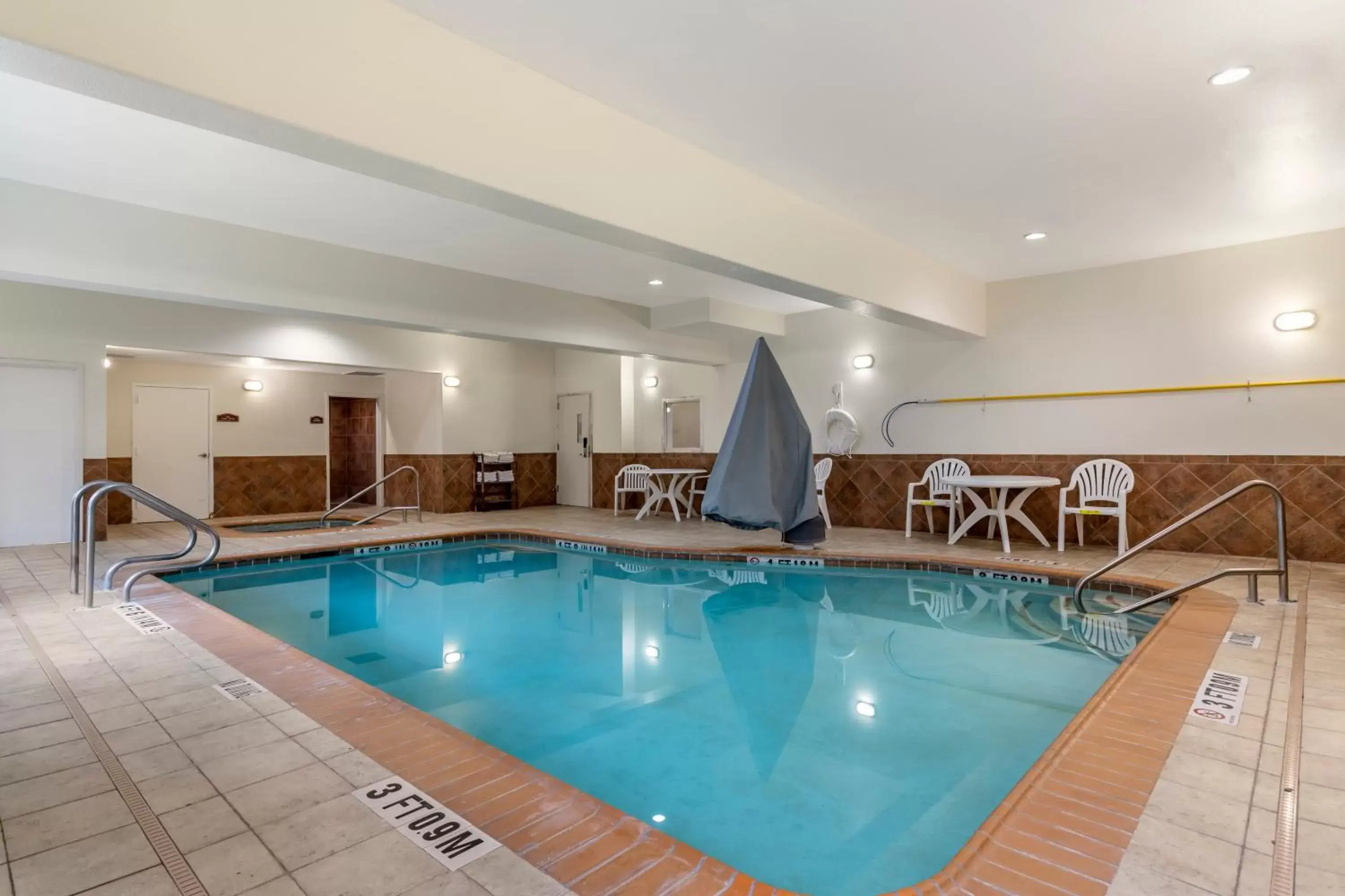 Swimming pool in Comfort Suites Medical Center near Six Flags Swimming pool in Comfort Suites Medical Center near Six Flags
