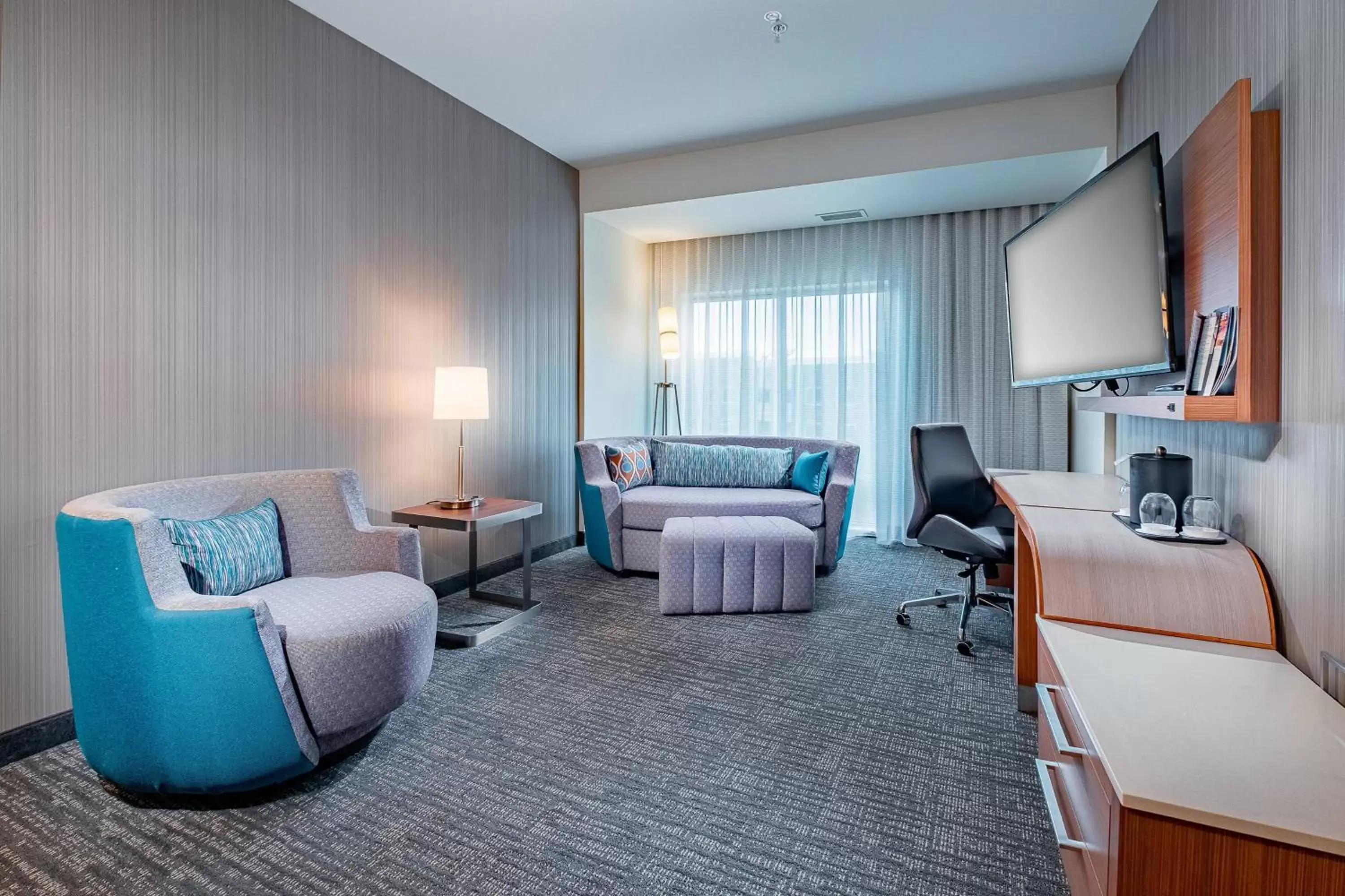 Photo of the whole room, Seating Area in Courtyard by Marriott Toledo West