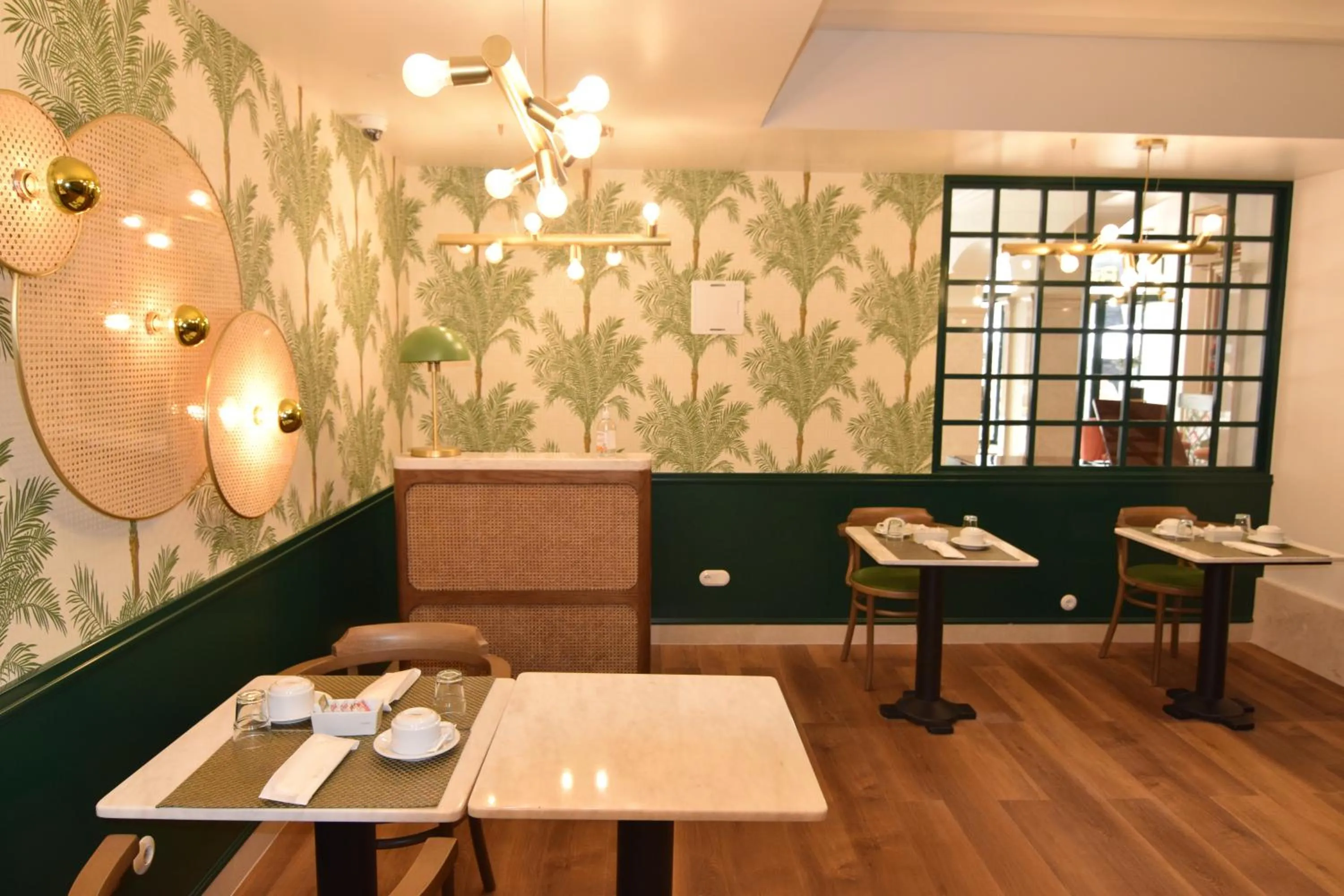 Restaurant/places to eat in Hotel Florescente