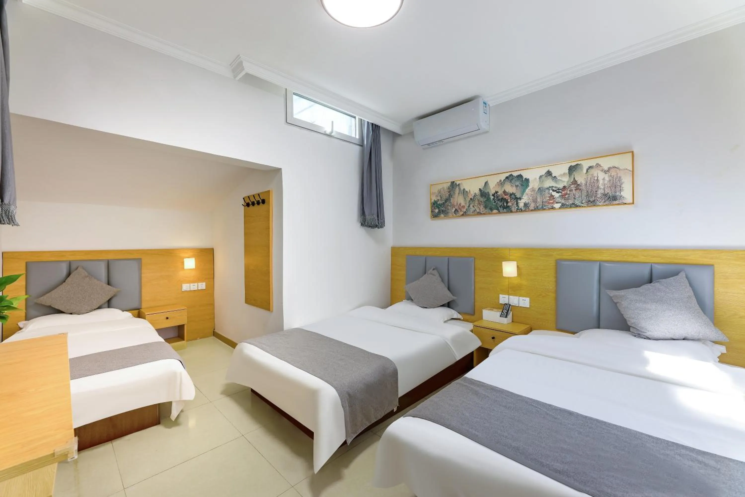 Photo of the whole room, Bed in Happy Dragon.Backpackers Hostel