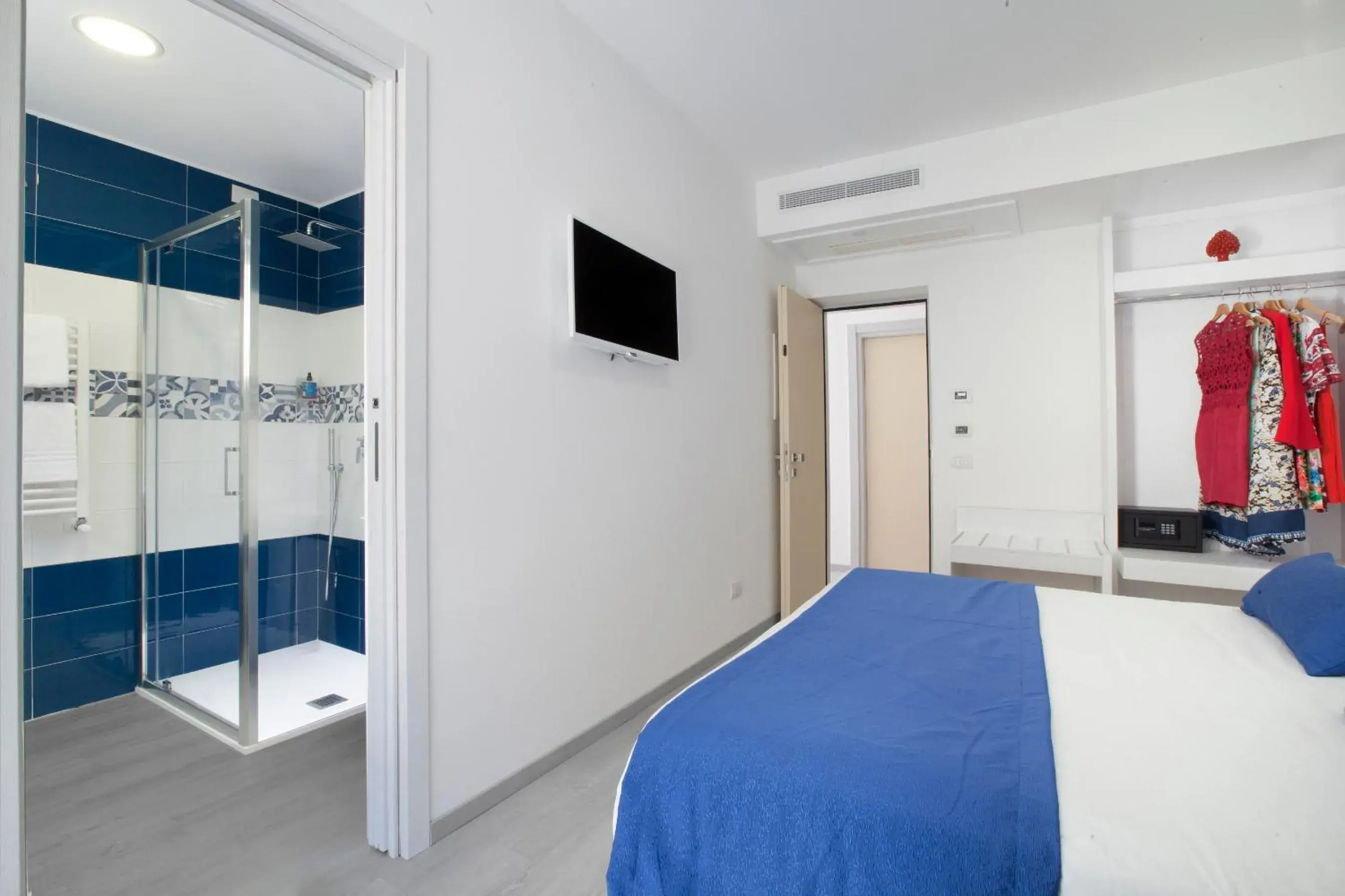 Shower, Bed in Hotel O Sole Mio