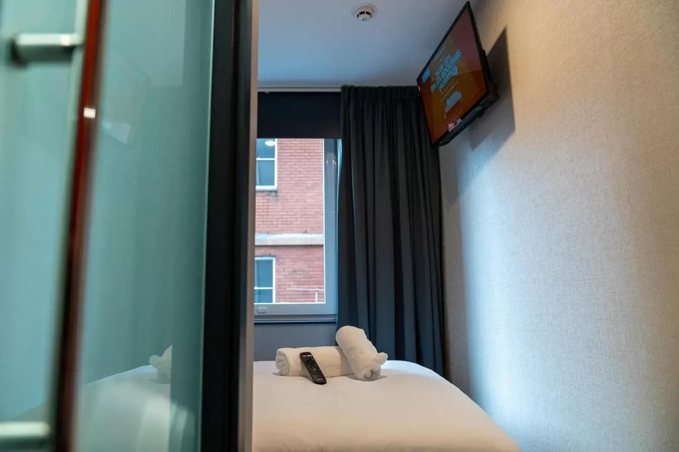 Bedroom, TV/Entertainment Center in easyHotel Cardiff