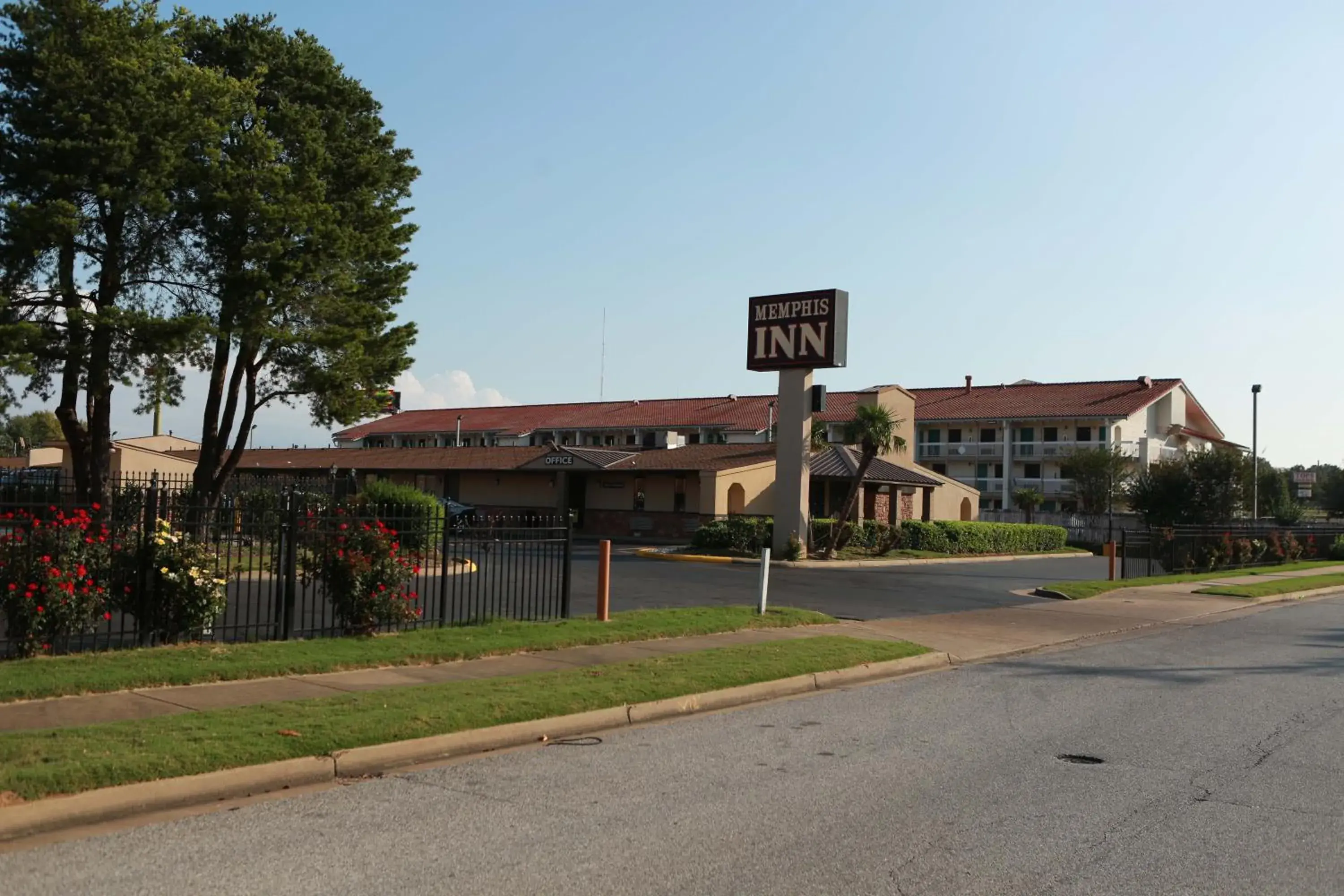 Property Building in Memphis Inn