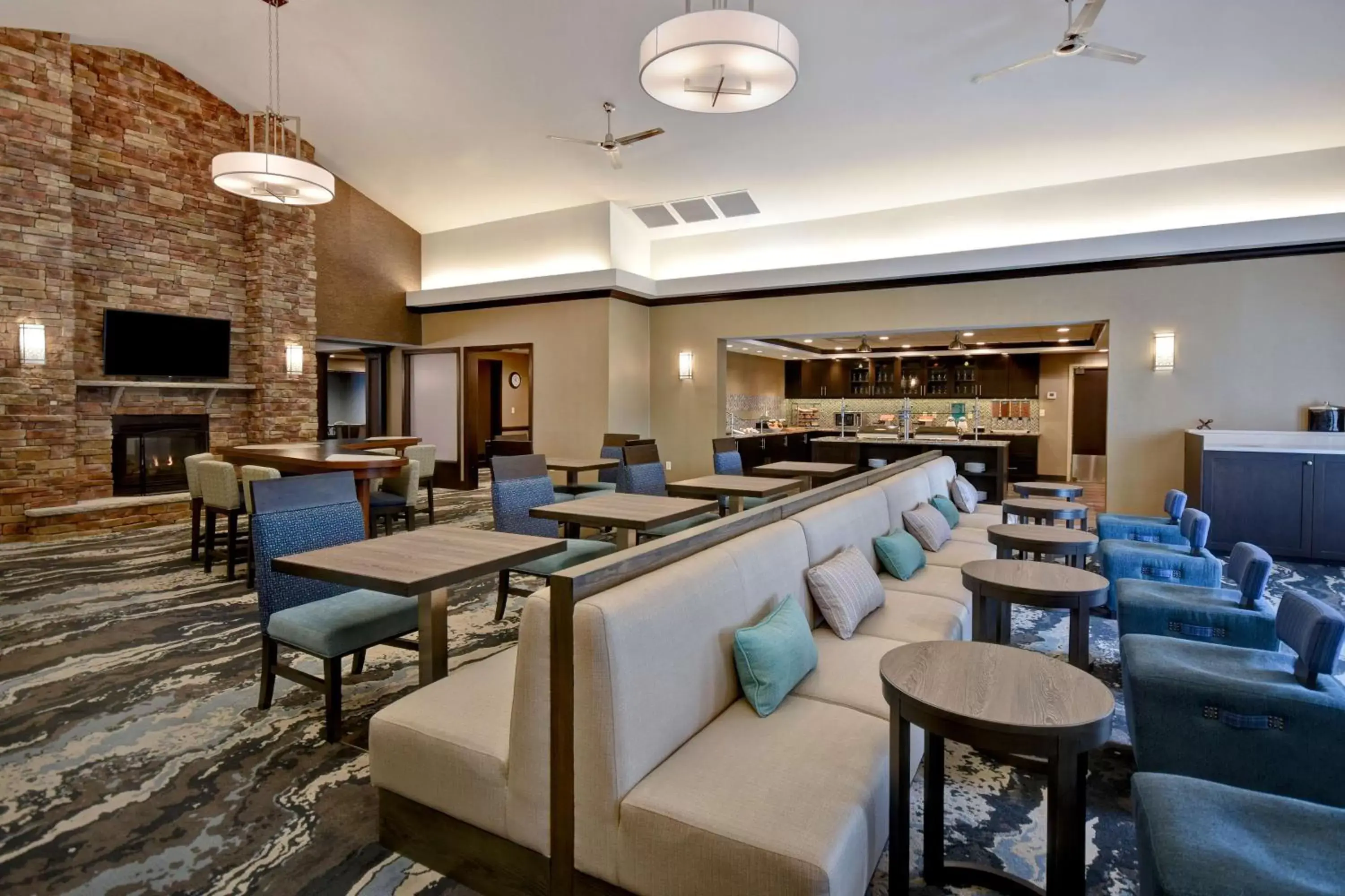 Dining area, Lounge/Bar in Homewood Suites by Hilton Hartford / Southington CT