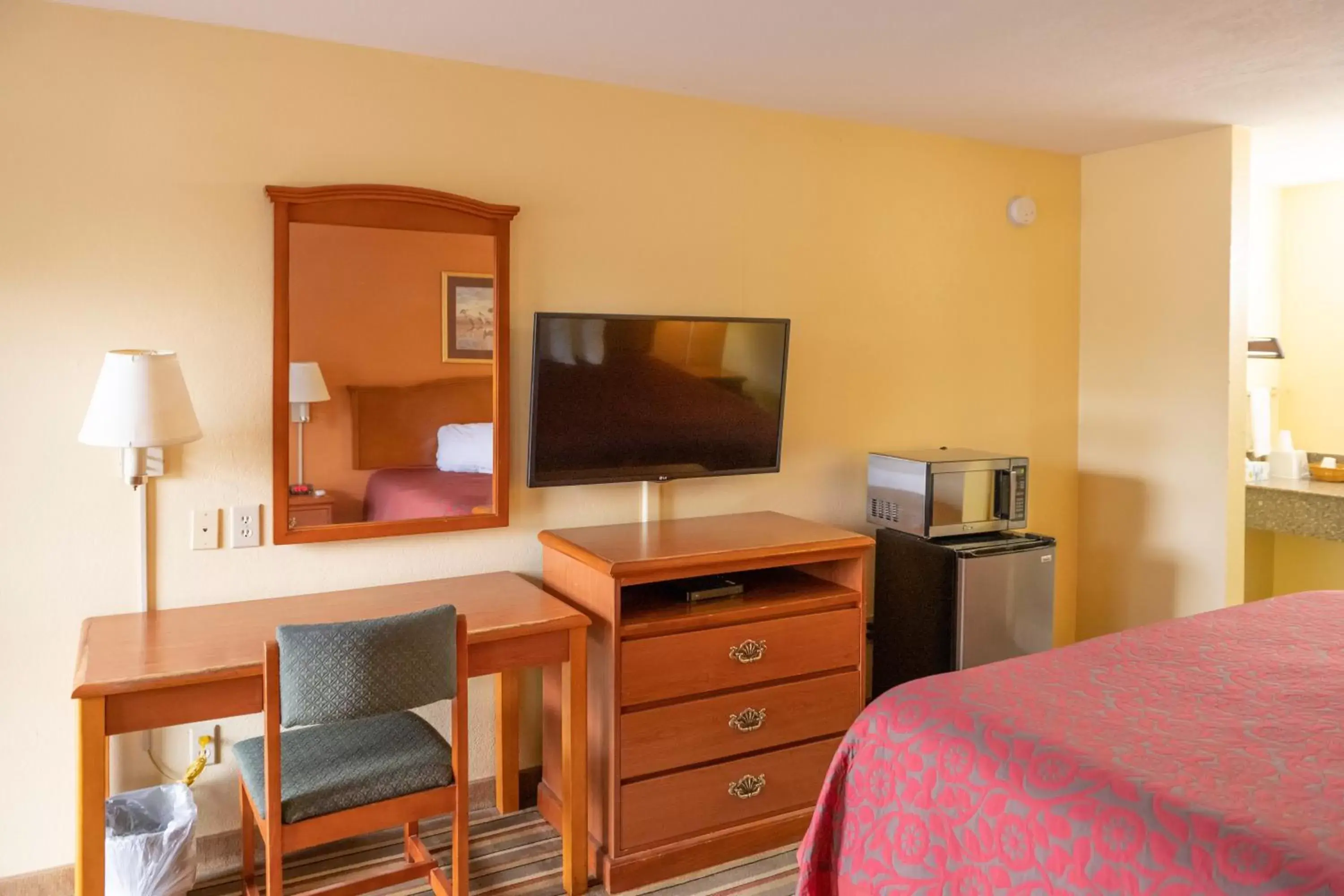 Bed, TV/Entertainment Center in Morrilton Inn