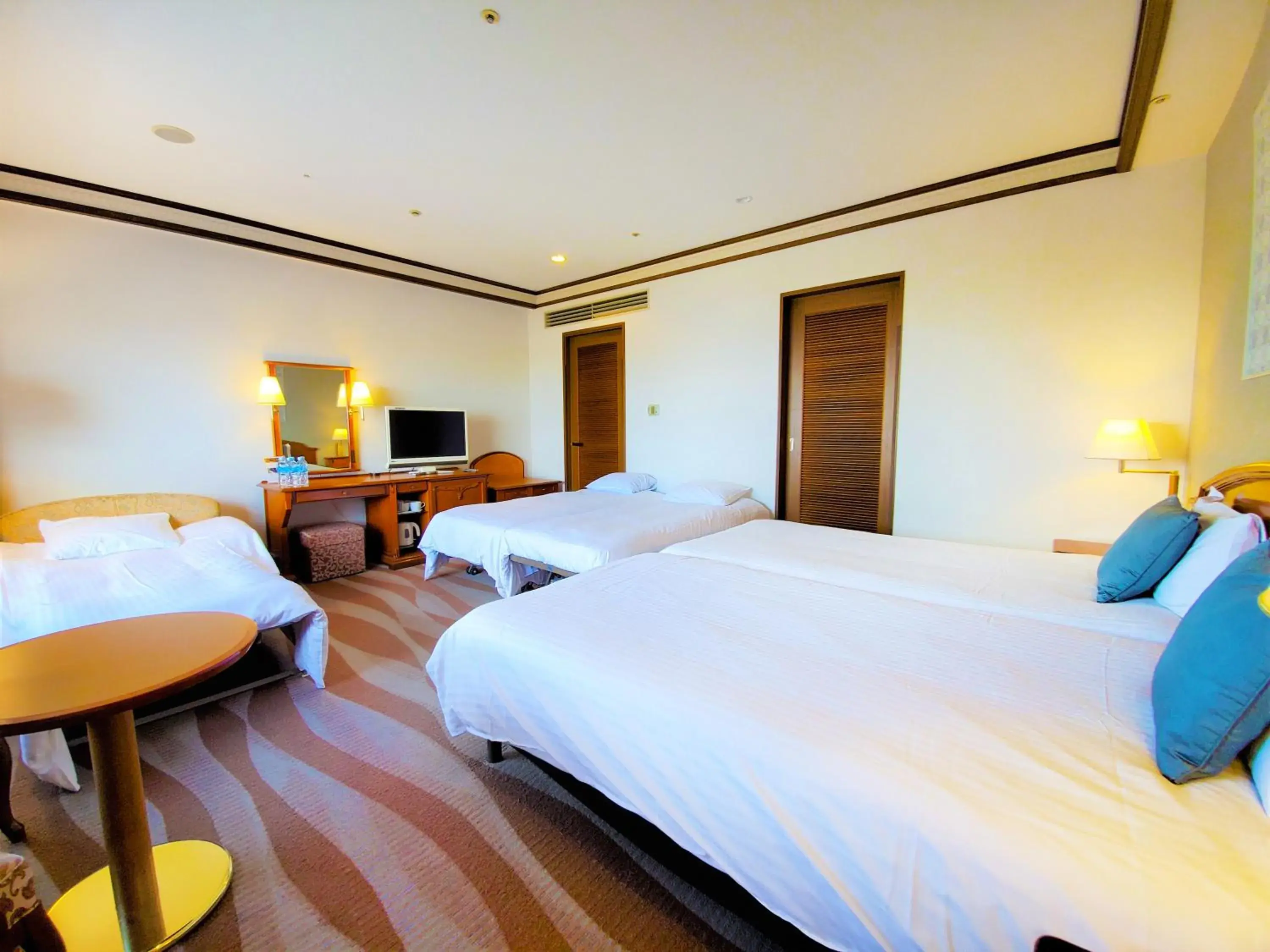 Photo of the whole room, Bed in Hotel Plaza Kobe