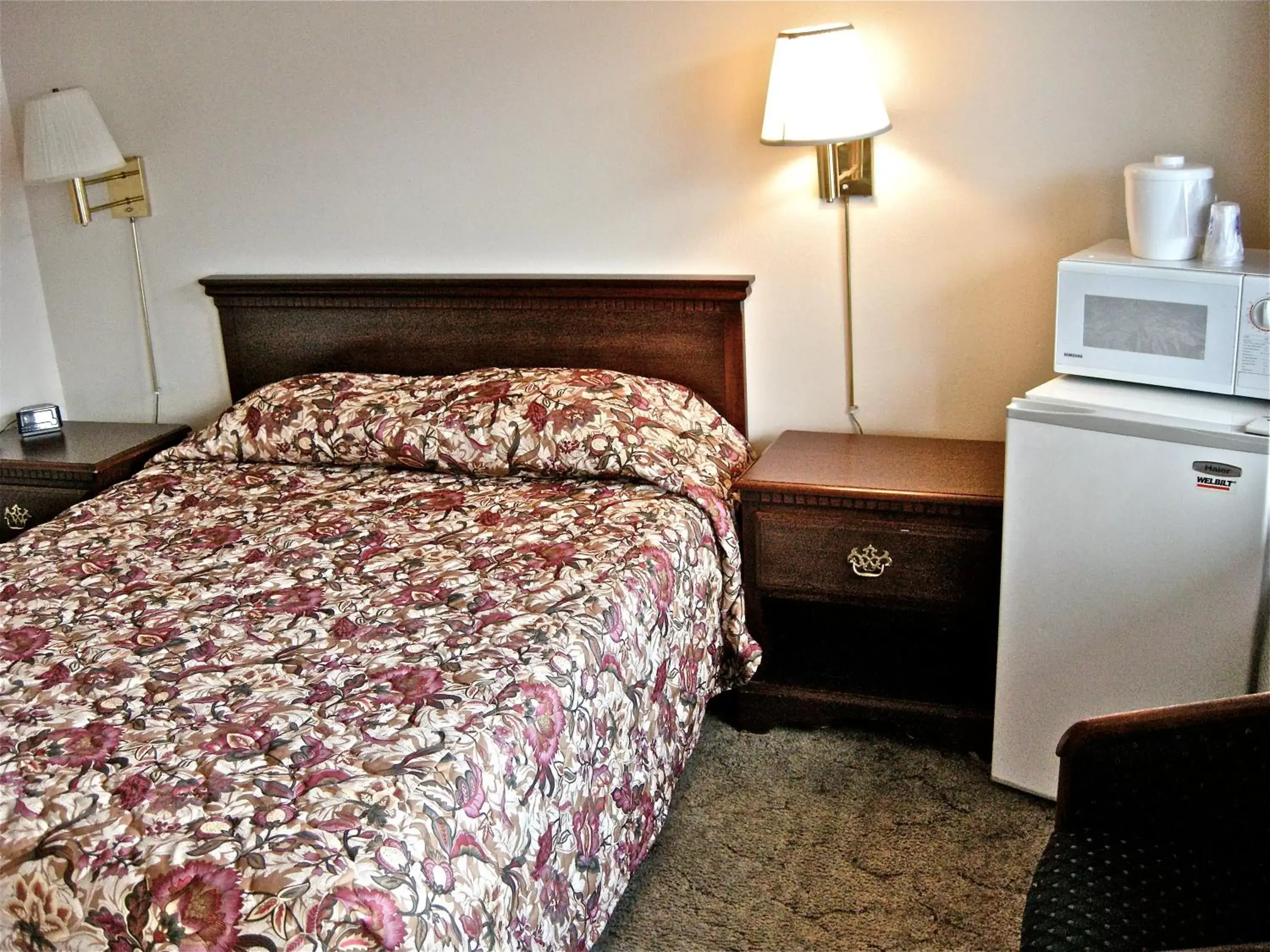 Photo of the whole room, Bed in Knights Inn - Baker City