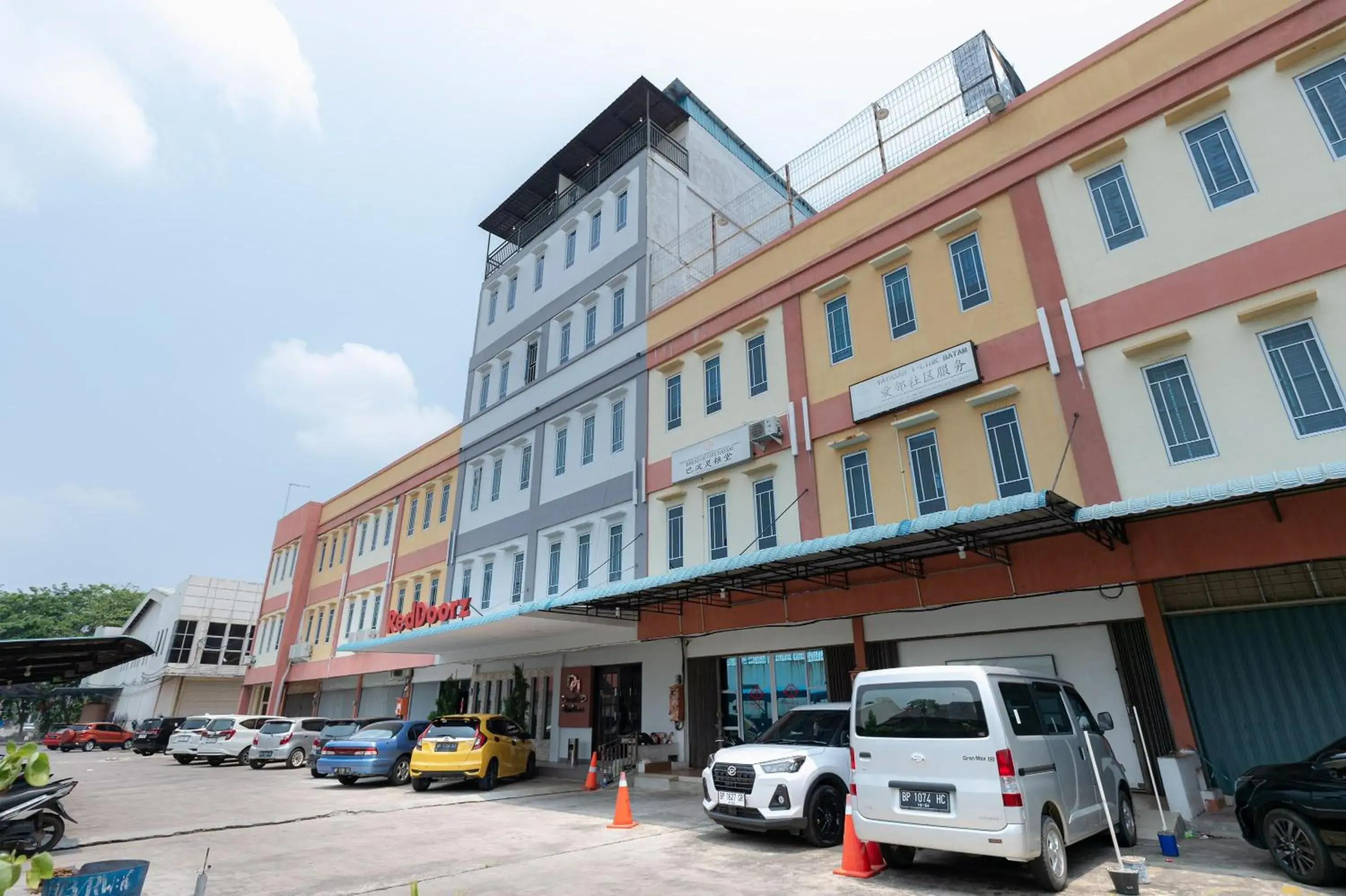 Property building in RedDoorz at Nagoya Indah Batam Property building in RedDoorz at Nagoya Indah Batam
