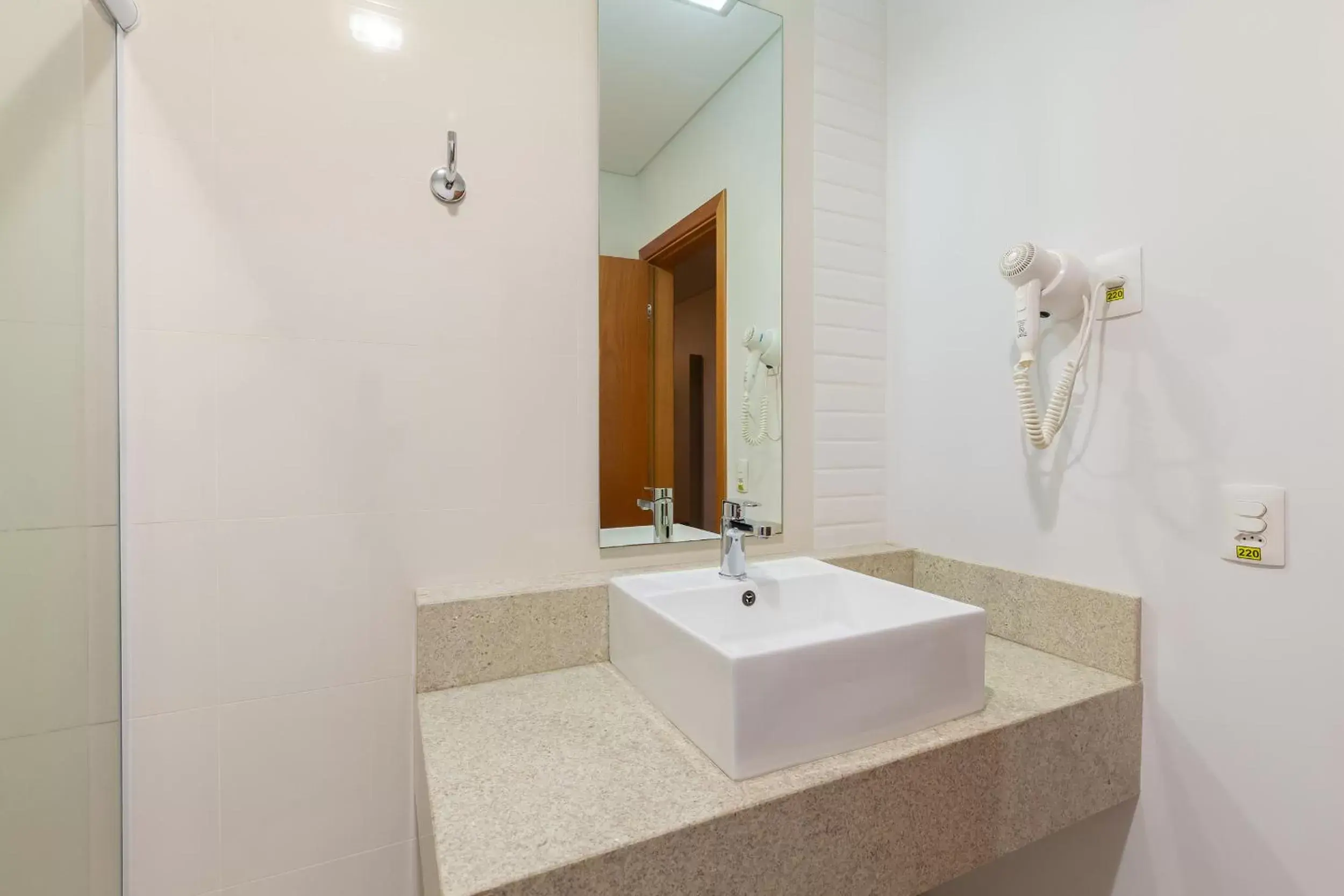 Bathroom in Tri Hotel Executive Brusque