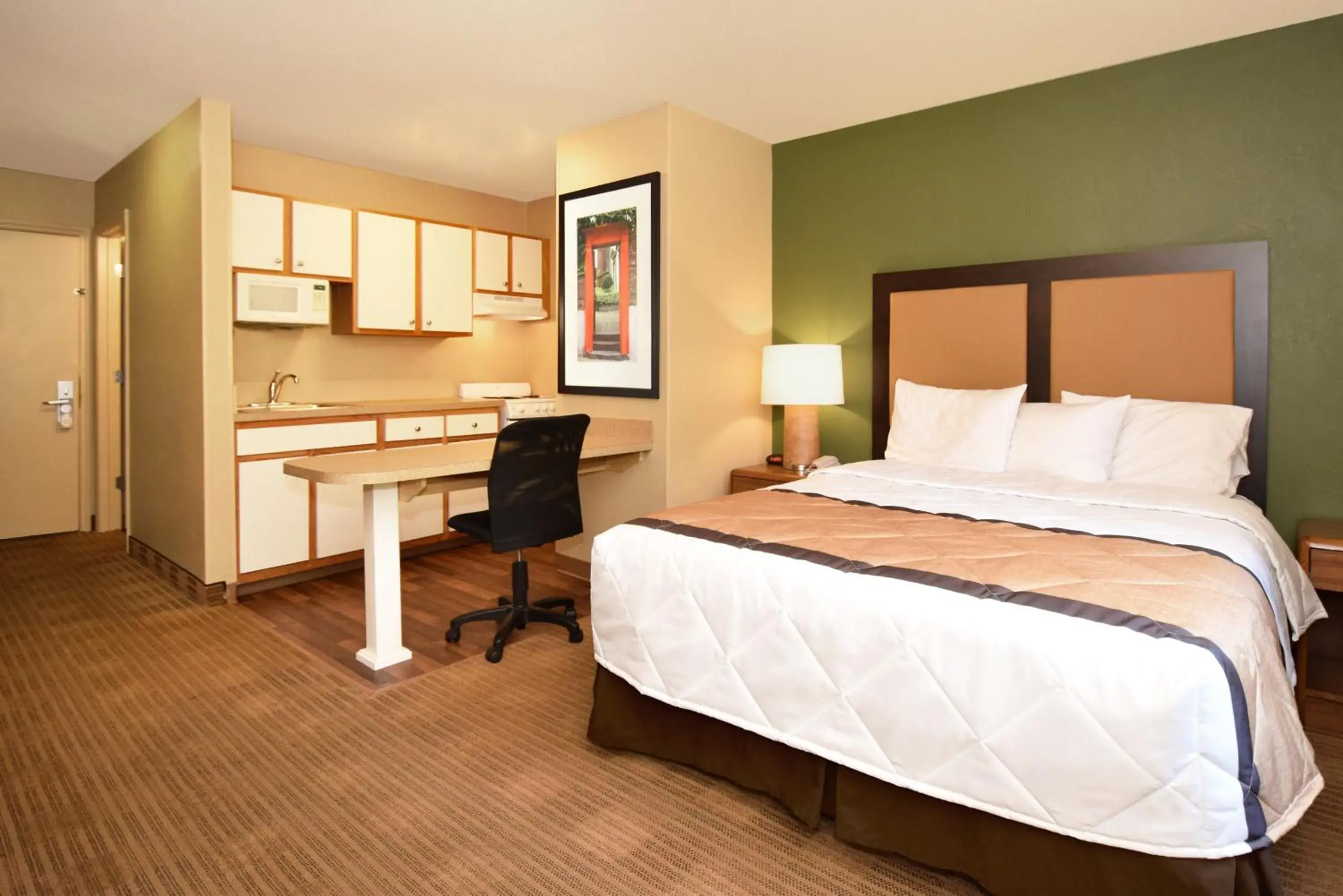 Kitchen or kitchenette, Bed in Extended Stay America Suites - Greensboro - Wendover Ave