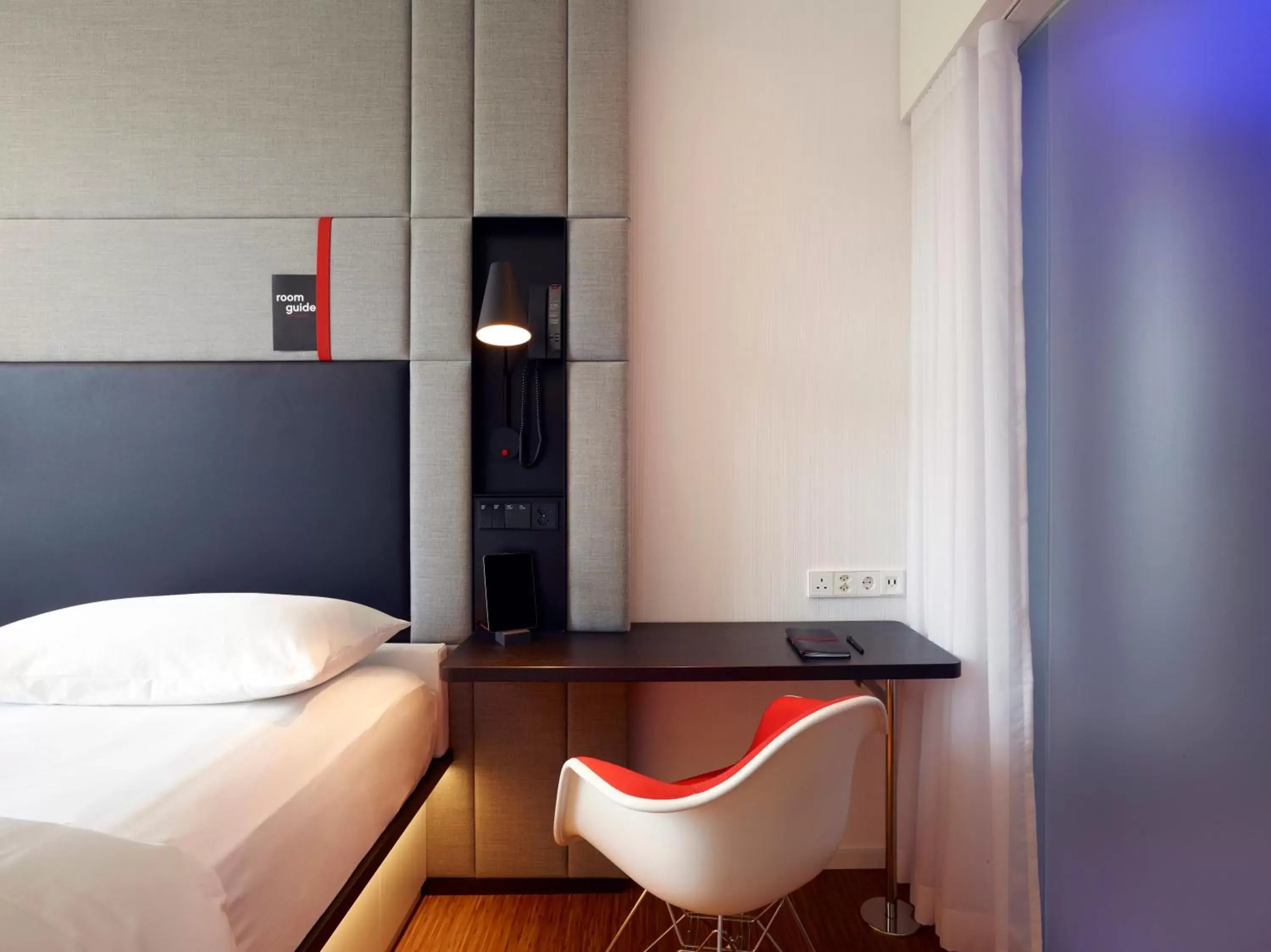 Photo of the whole room, Bed in citizenM Geneva