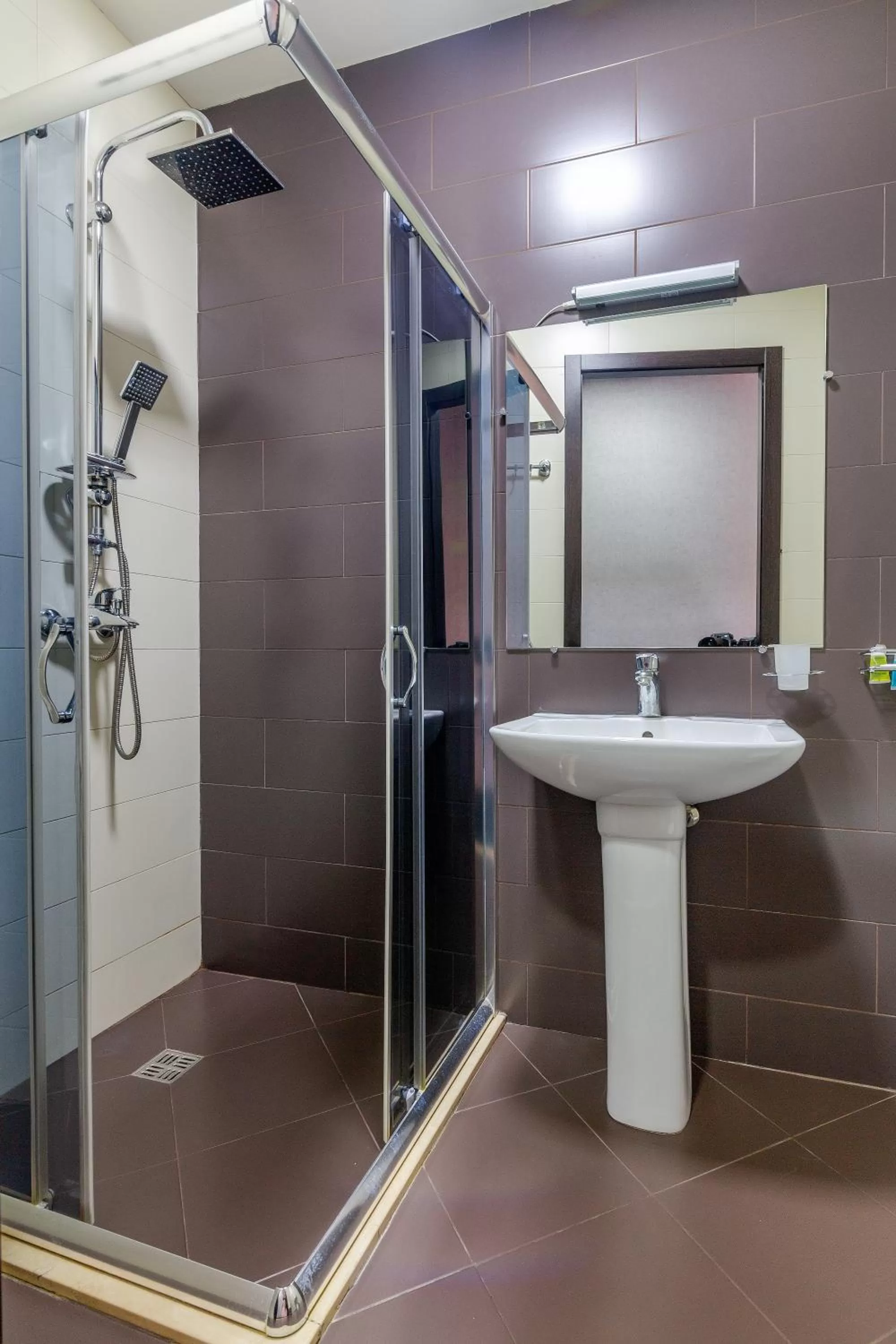 Shower in Hotel Marlyn