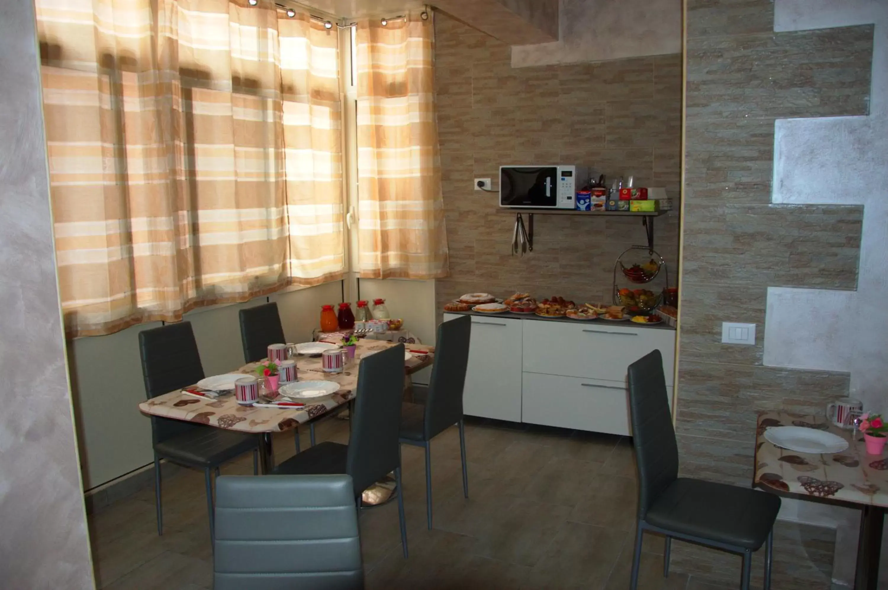 Buffet breakfast, Kitchen/Kitchenette in B&B Palermo Sole & Cultura