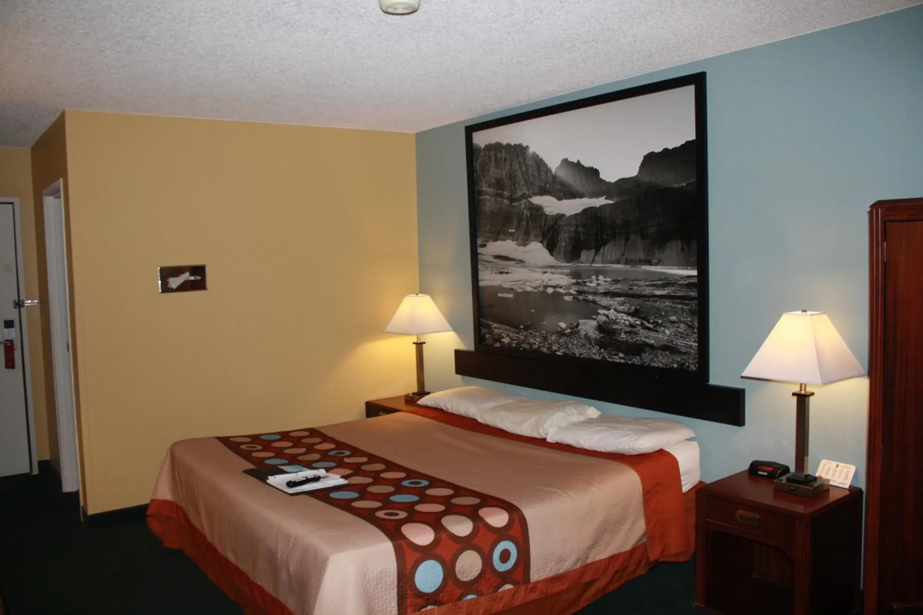 Photo of the whole room, Bed in Super 8 by Wyndham Helena