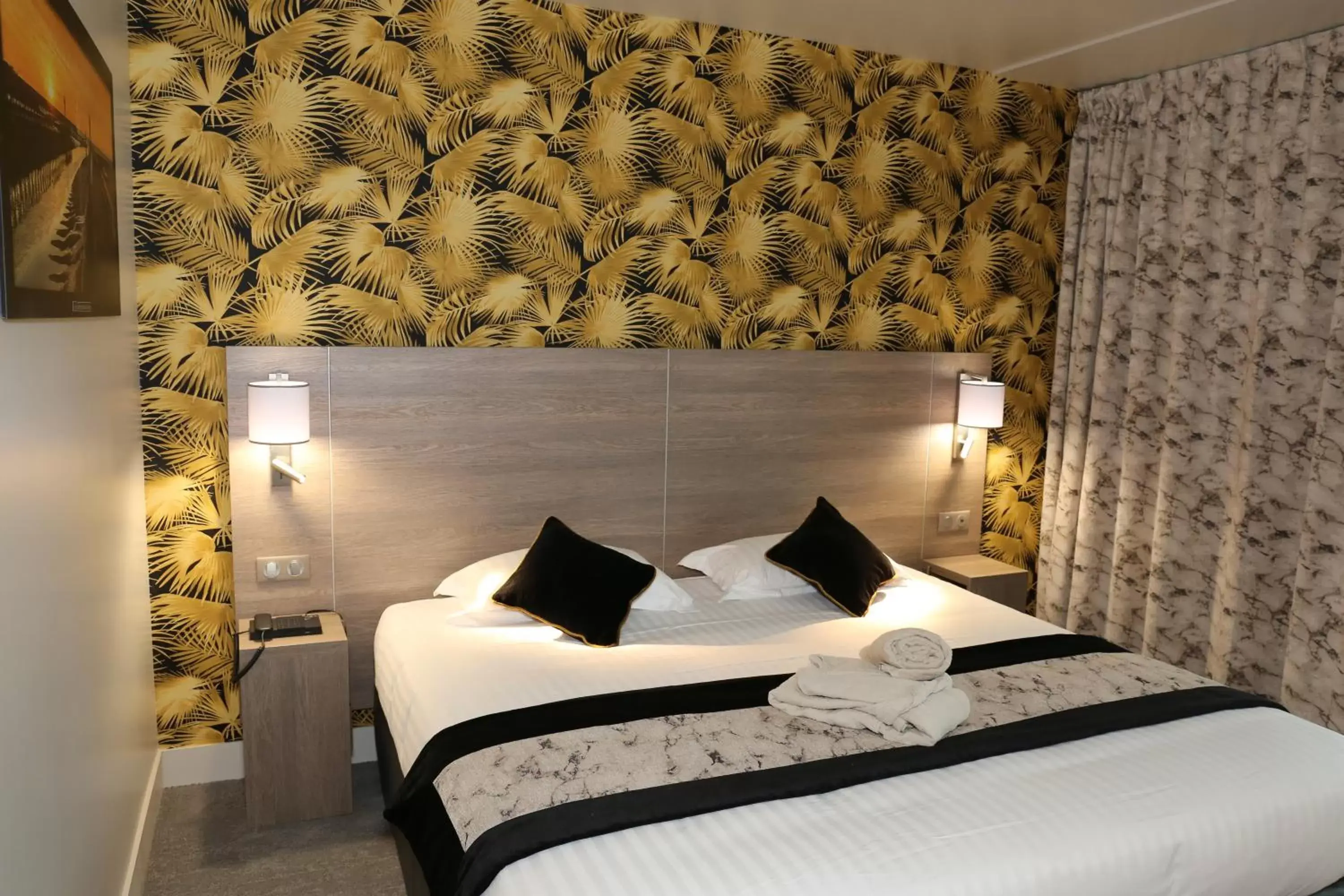 Bed in Brit Hotel Eden SPA Honfleur
