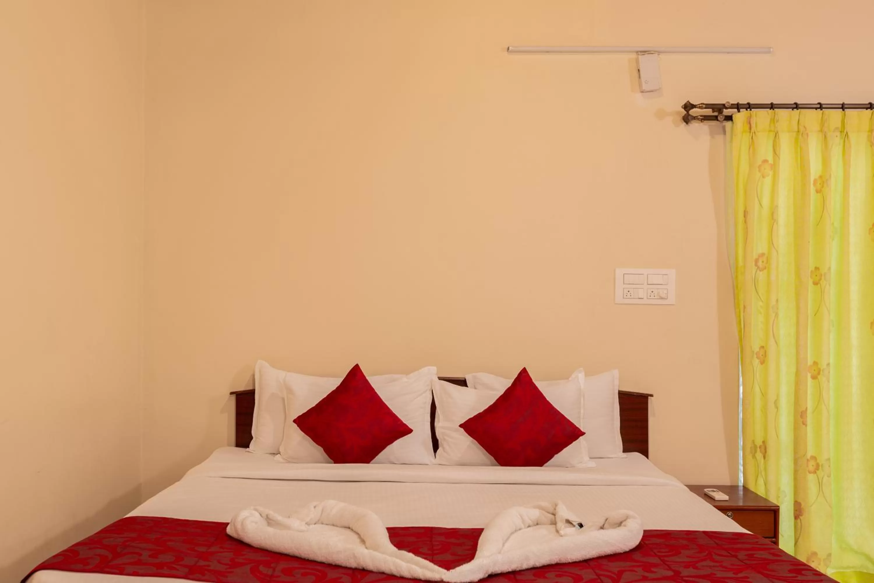 Bed in KSTDC Hotel Mayura Velapuri Belur