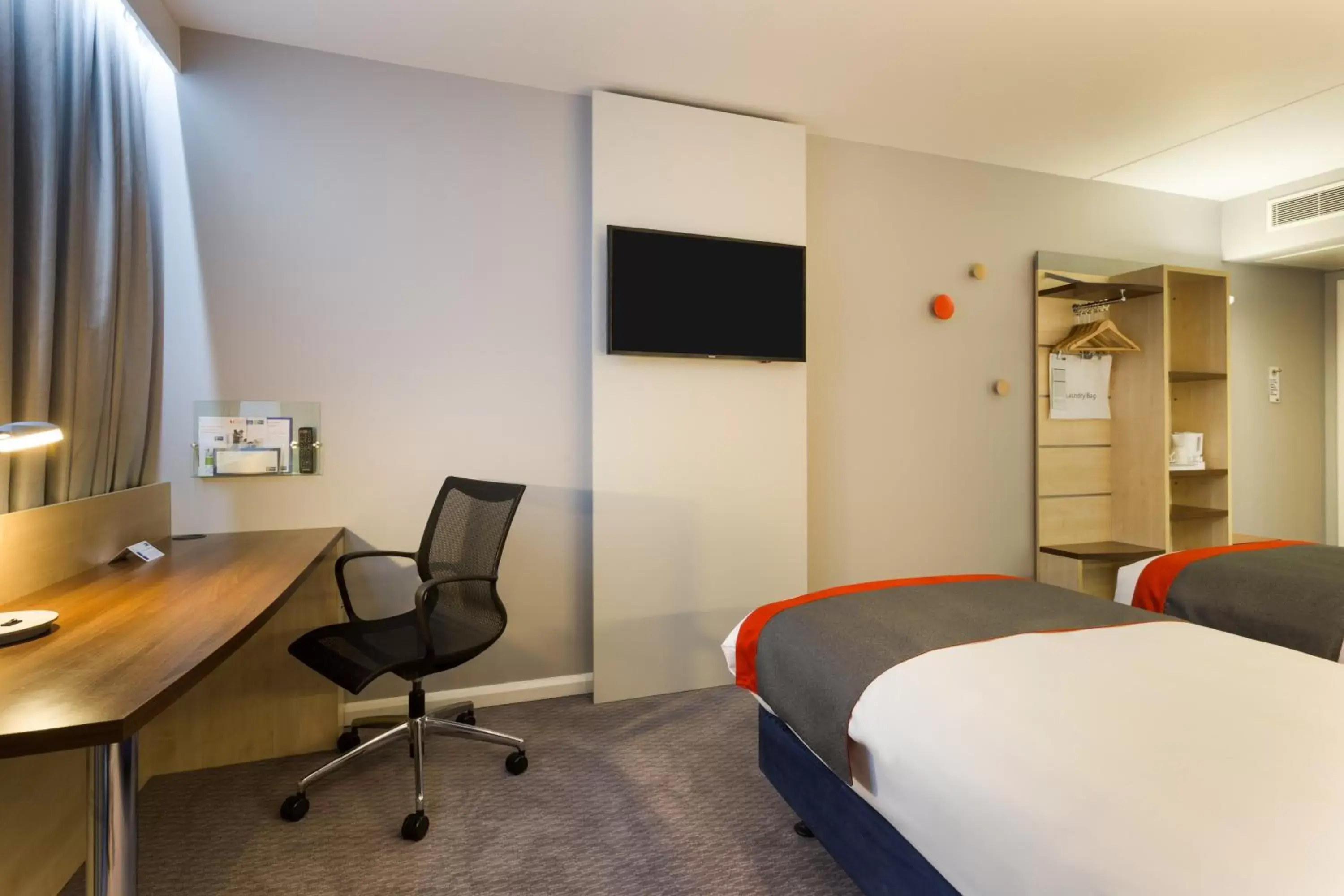 Photo of the whole room, TV/Entertainment Center in Holiday Inn Express London - Watford Junction, an IHG Hotel