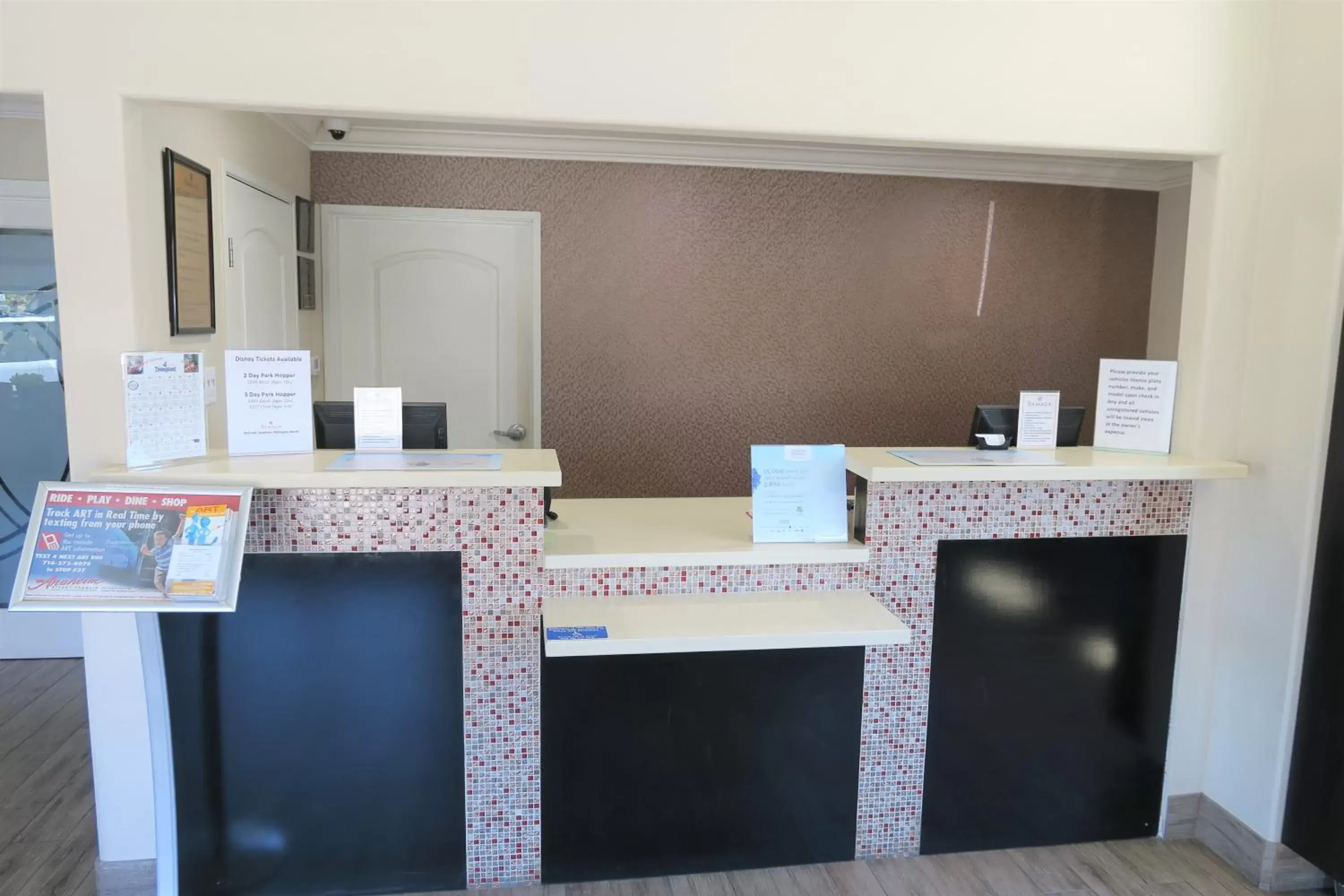 Lobby or reception, Kitchen/Kitchenette in Solara Inn and Suites