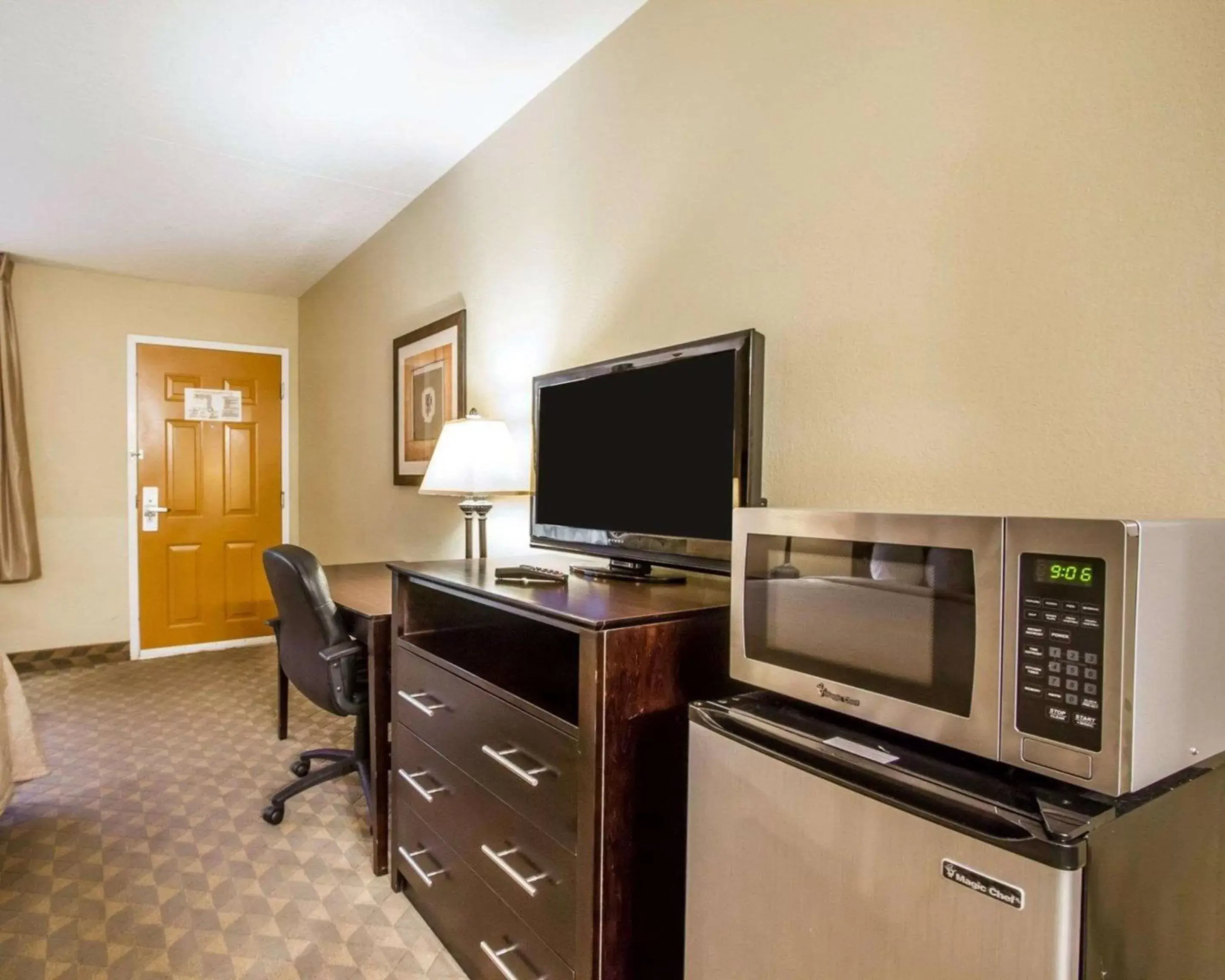 Photo of the whole room, TV/Entertainment Center in Quality Inn & Suites Greenville I-65