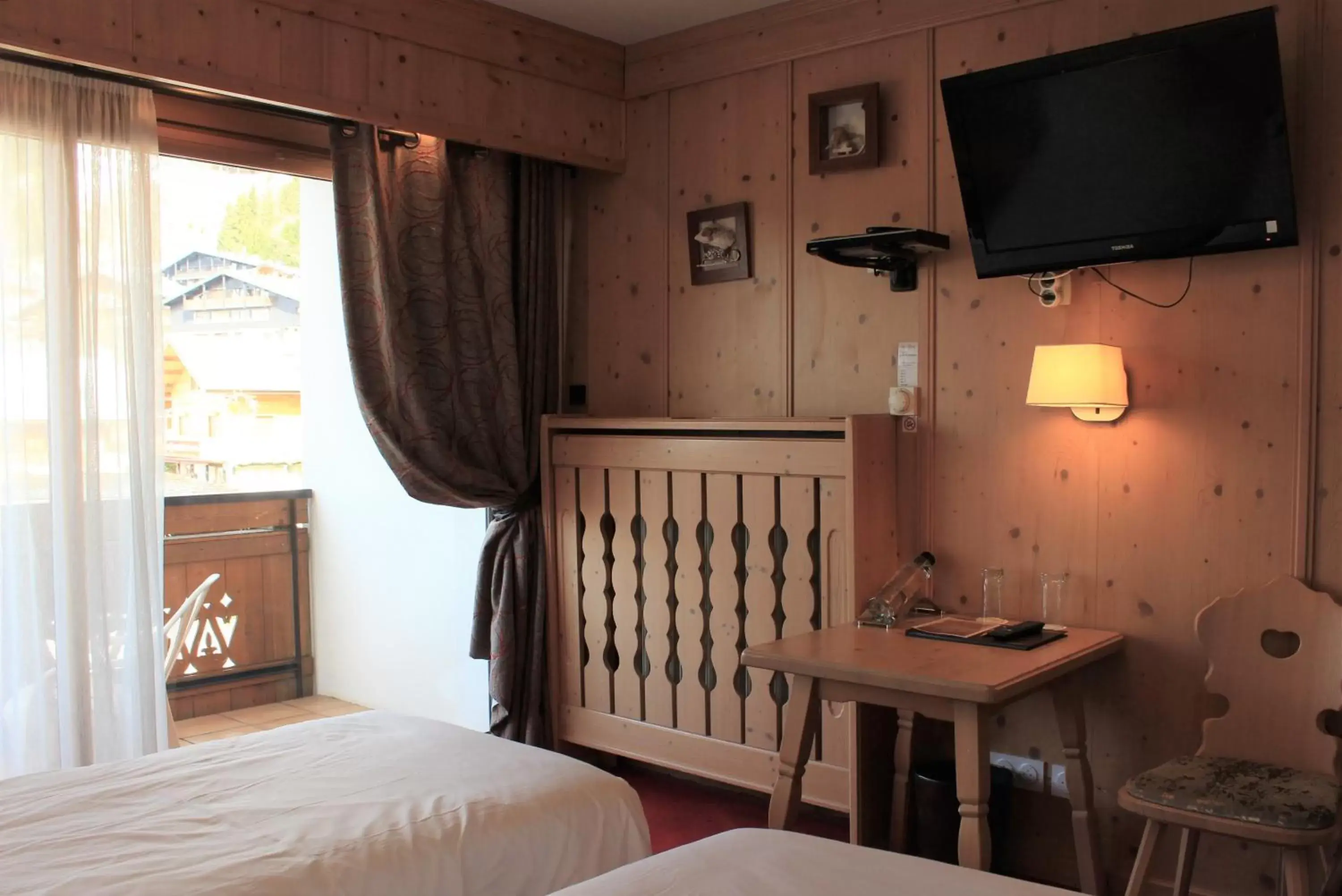 Bedroom, TV/Entertainment Center in Hôtel Macchi Restaurant & Spa