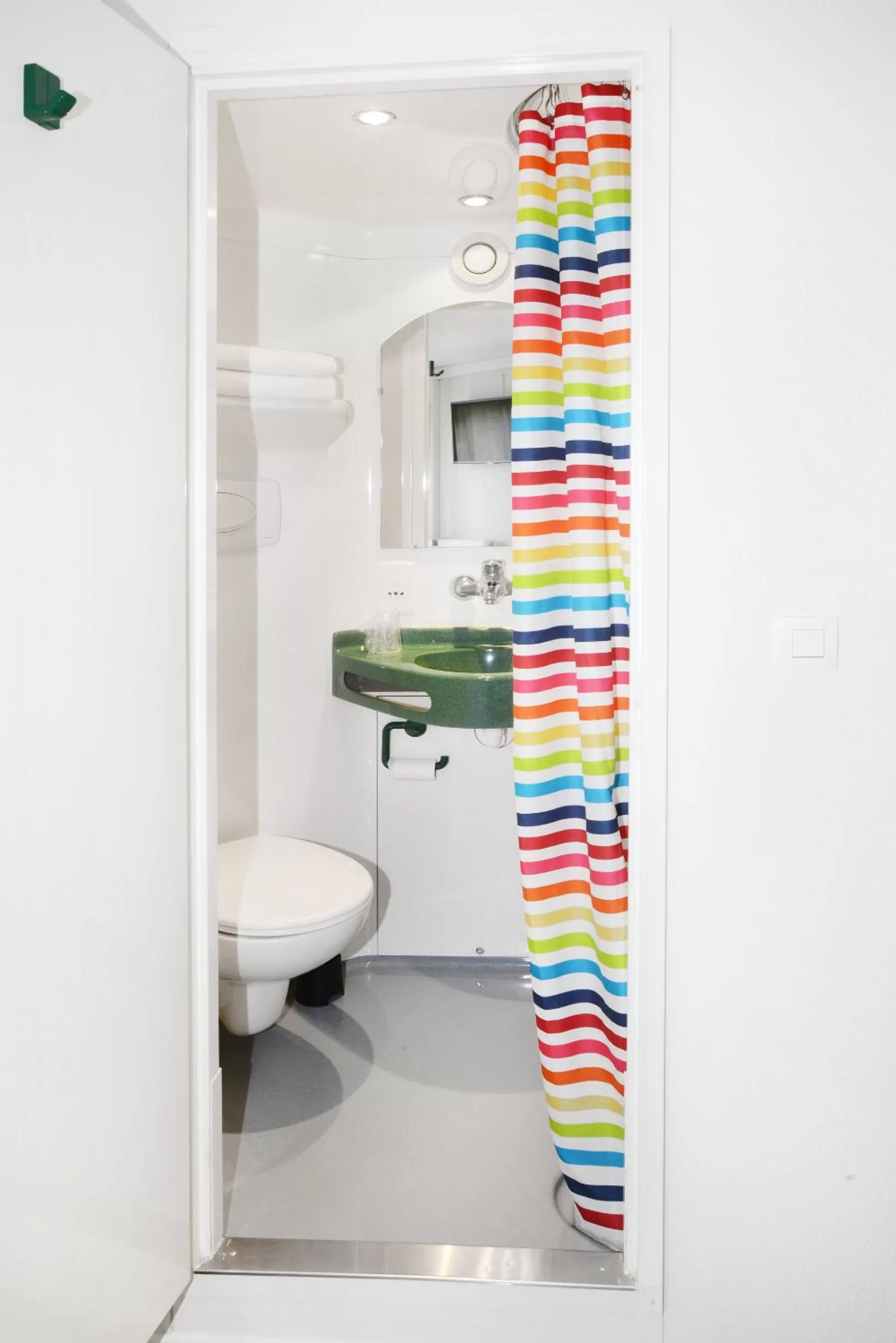 Shower in Brit Hotel Essentiel REIMS Taissy